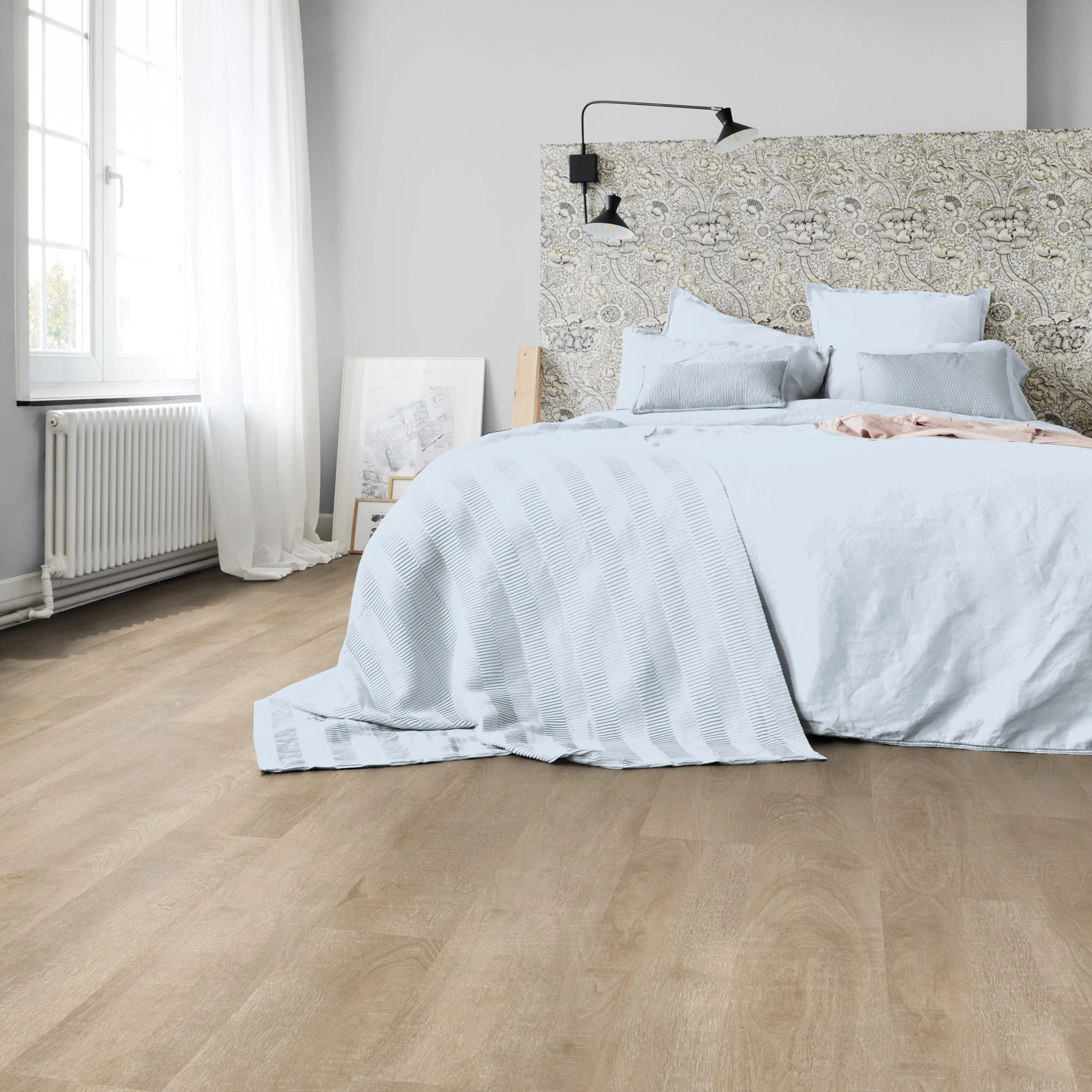 Milieubild Schlafzimmer in Stadtwohnung - Tarkett Klebe-Vinyl iD Inspiration 30 CLASSICS Antik Oak Beige Milieubild Schlafzimmer in Stadtwohnung - Tarkett 24524007