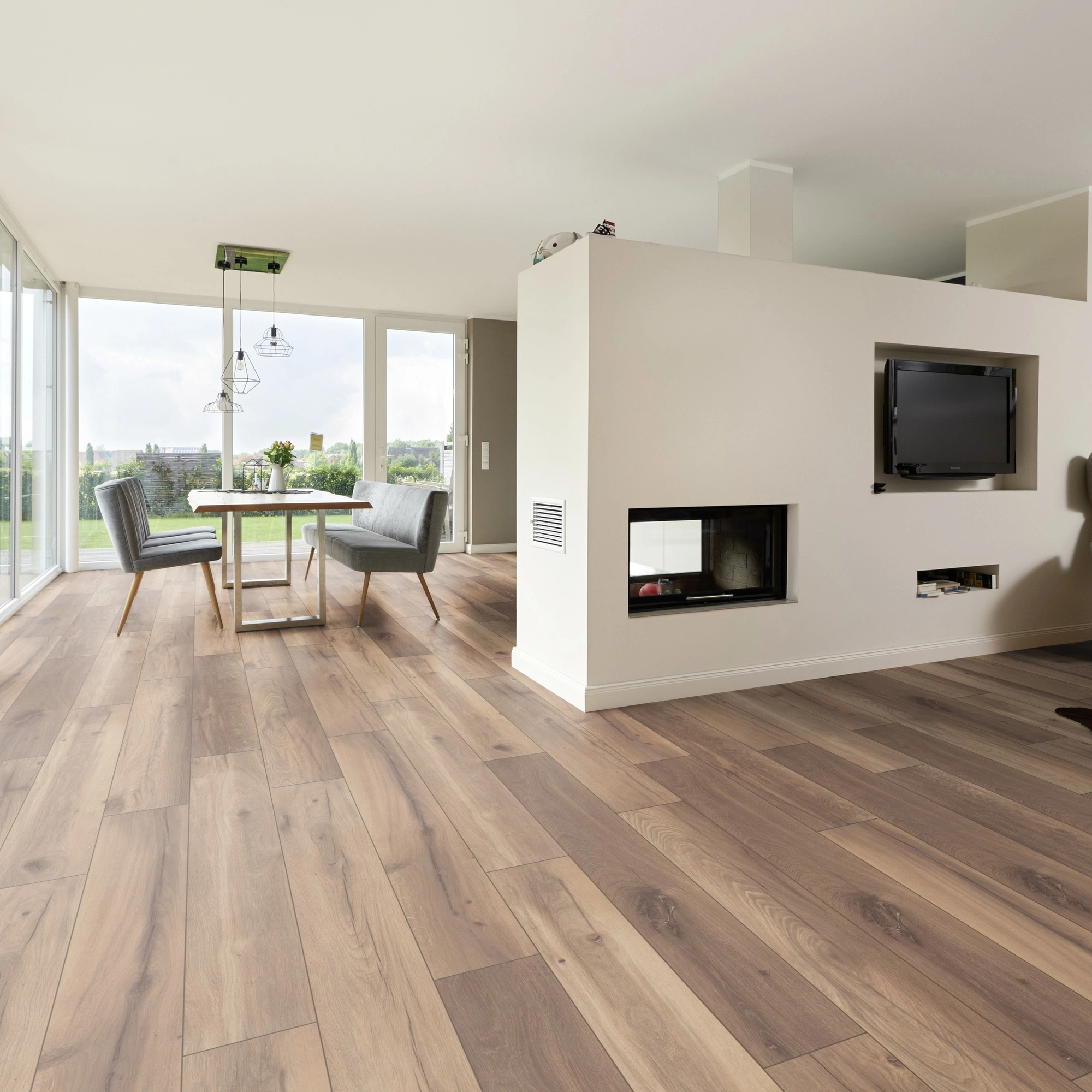 Milieubild Wohnzimmer mit Essbereich und Kamin - ter Hürne Klick-Designboden Dureco Strong Classic Edition Eiche Madeira Milieubild Wohnzimmer mit Essbereich und Kamin - ter Hürne 1101260042