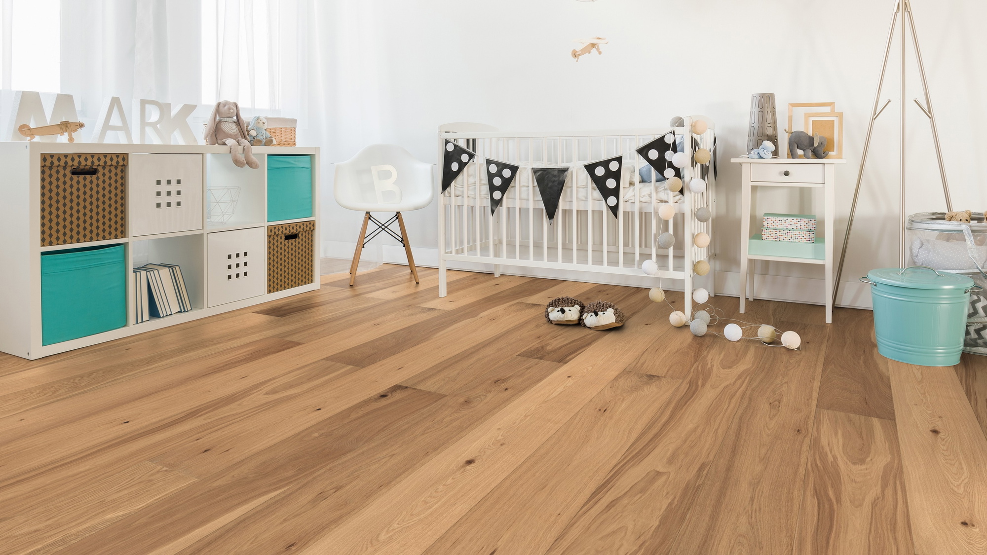 Milieubild Kinderzimmer mit weißer Krippe - Wicanders Wise Parkett Manor House Abington Milieubild Kinderzimmer mit weißer Krippe - Wicanders Wise 82000104