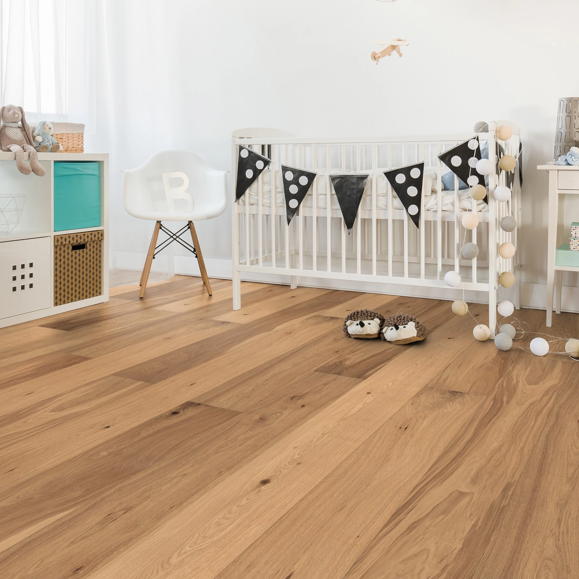 Milieubild Kinderzimmer mit weißer Krippe - Wicanders Wise Parkett Manor House Abington Milieubild Kinderzimmer mit weißer Krippe - Wicanders Wise 82000104
