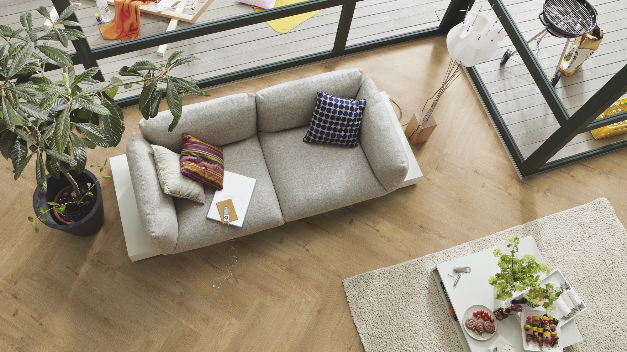 Milieubild Wohnzimmer im Wintergarten - Blick von oben - MEISTER Laminat LS 350 Eiche Champagner Milieubild Wohnzimmer im Wintergarten - Blick von oben - MEISTER 600001-0840168-07001