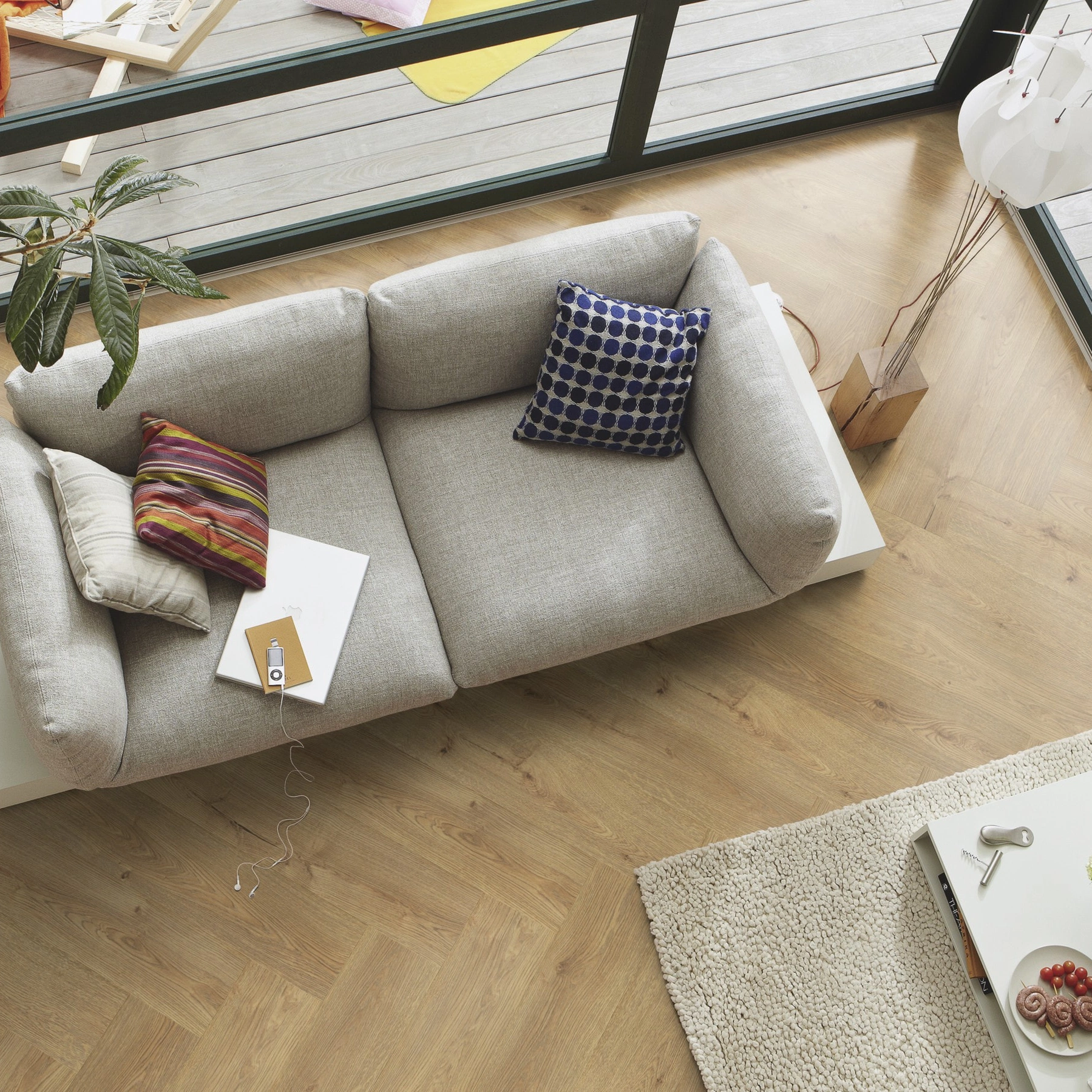 Milieubild Wohnzimmer im Wintergarten - Blick von oben - MEISTER Laminat LS 350 Eiche Champagner Milieubild Wohnzimmer im Wintergarten - Blick von oben - MEISTER 600001-0840168-07001