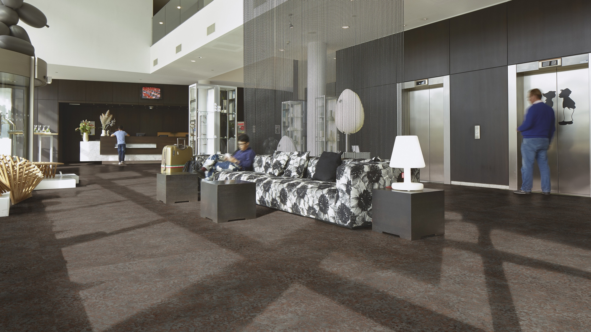 Milieubild Hotellobby mit Rezeption - Forbo Flooring Klebe-Vinyl Allura Dryback 0.55 Material Oxidized Strata Milieubild Hotellobby mit Rezeption - Forbo Flooring 243663