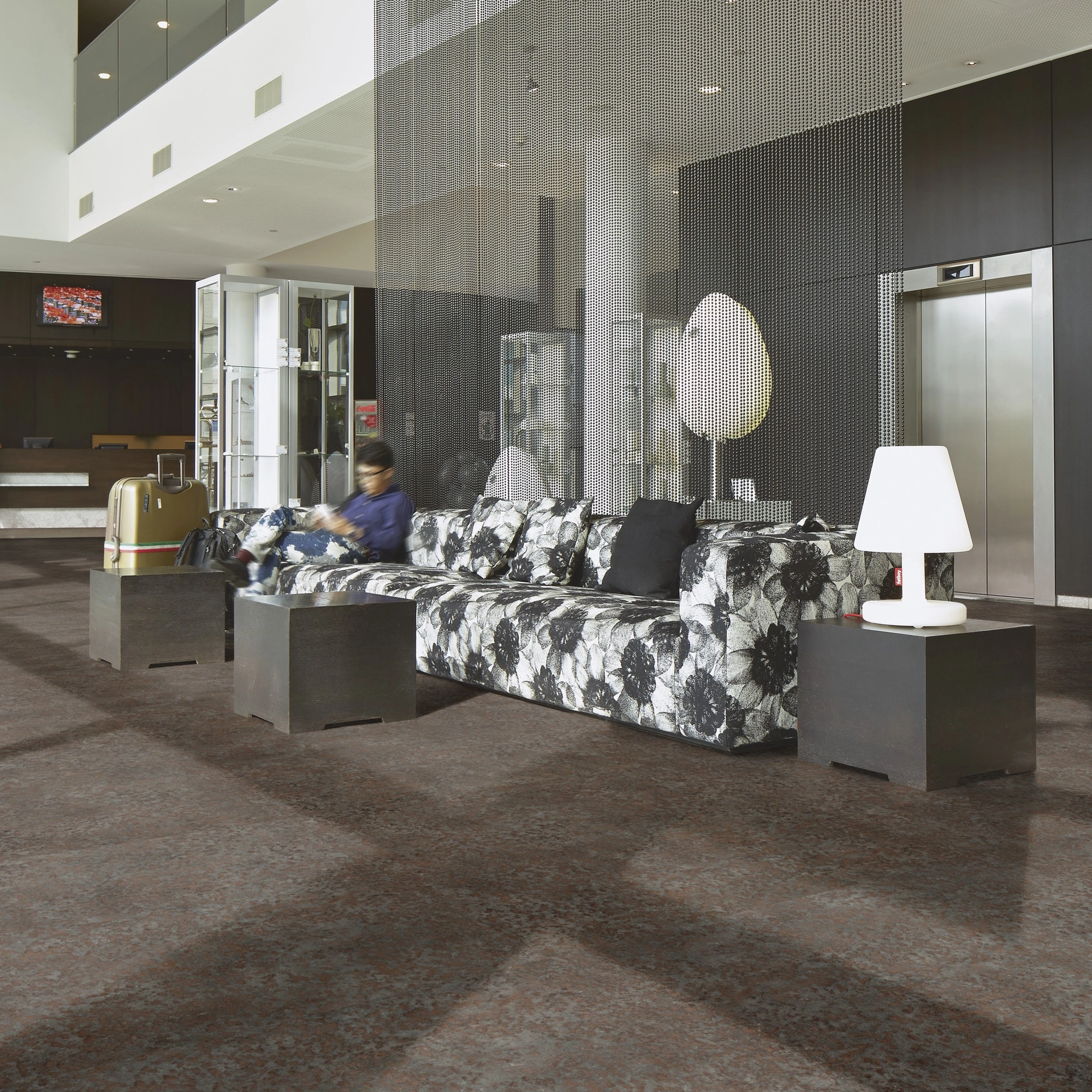 Milieubild Hotellobby mit Rezeption - Forbo Flooring Klebe-Vinyl Allura Dryback 0.55 Material Oxidized Strata Milieubild Hotellobby mit Rezeption - Forbo Flooring 243663