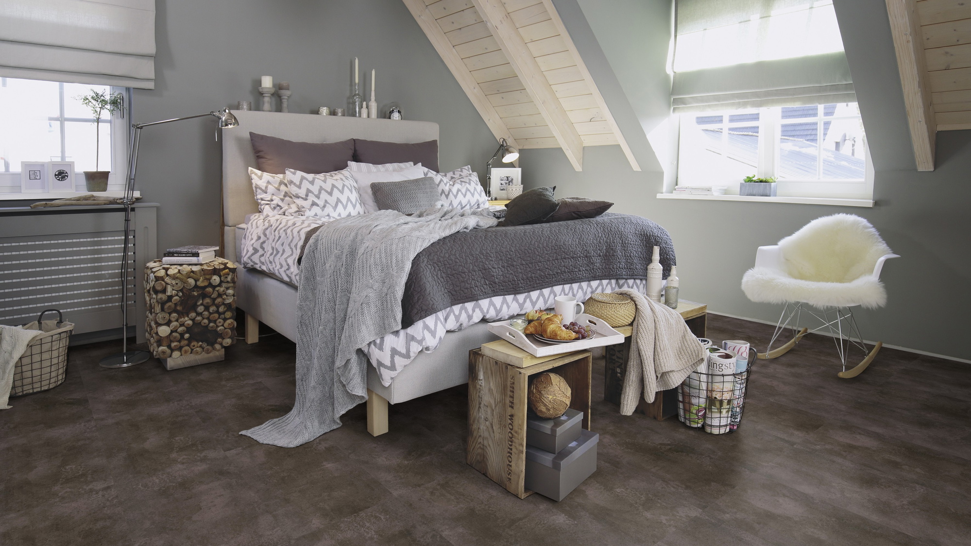 Milieubild Schlafzimmer im modernen Dachgeschoss - wineo PL320R
