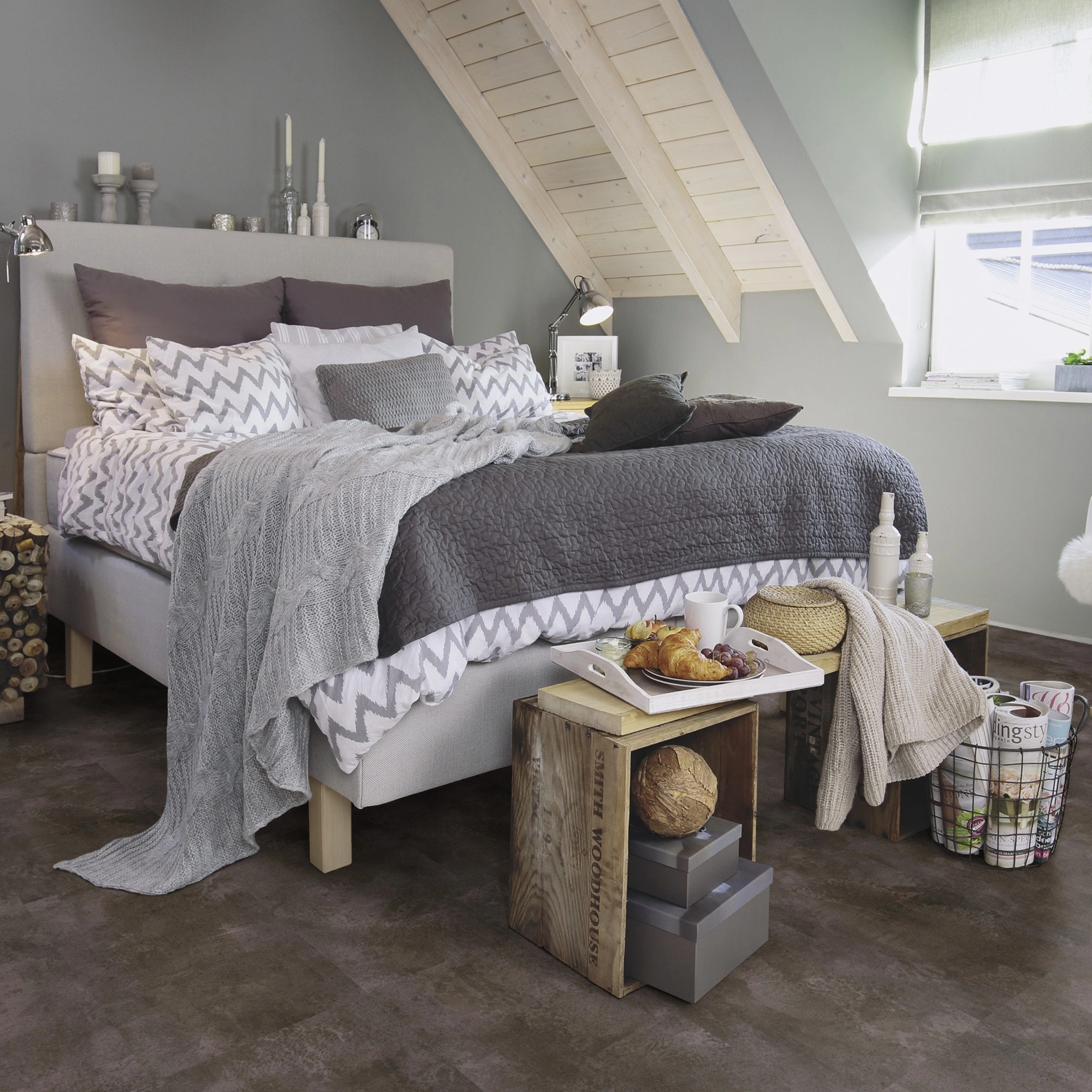 Milieubild Schlafzimmer im modernen Dachgeschoss - wineo Klebe-Bioboden PURLINE wineo 1000 stone L Urban Concrete Dark Milieubild Schlafzimmer im modernen Dachgeschoss - wineo PL320R