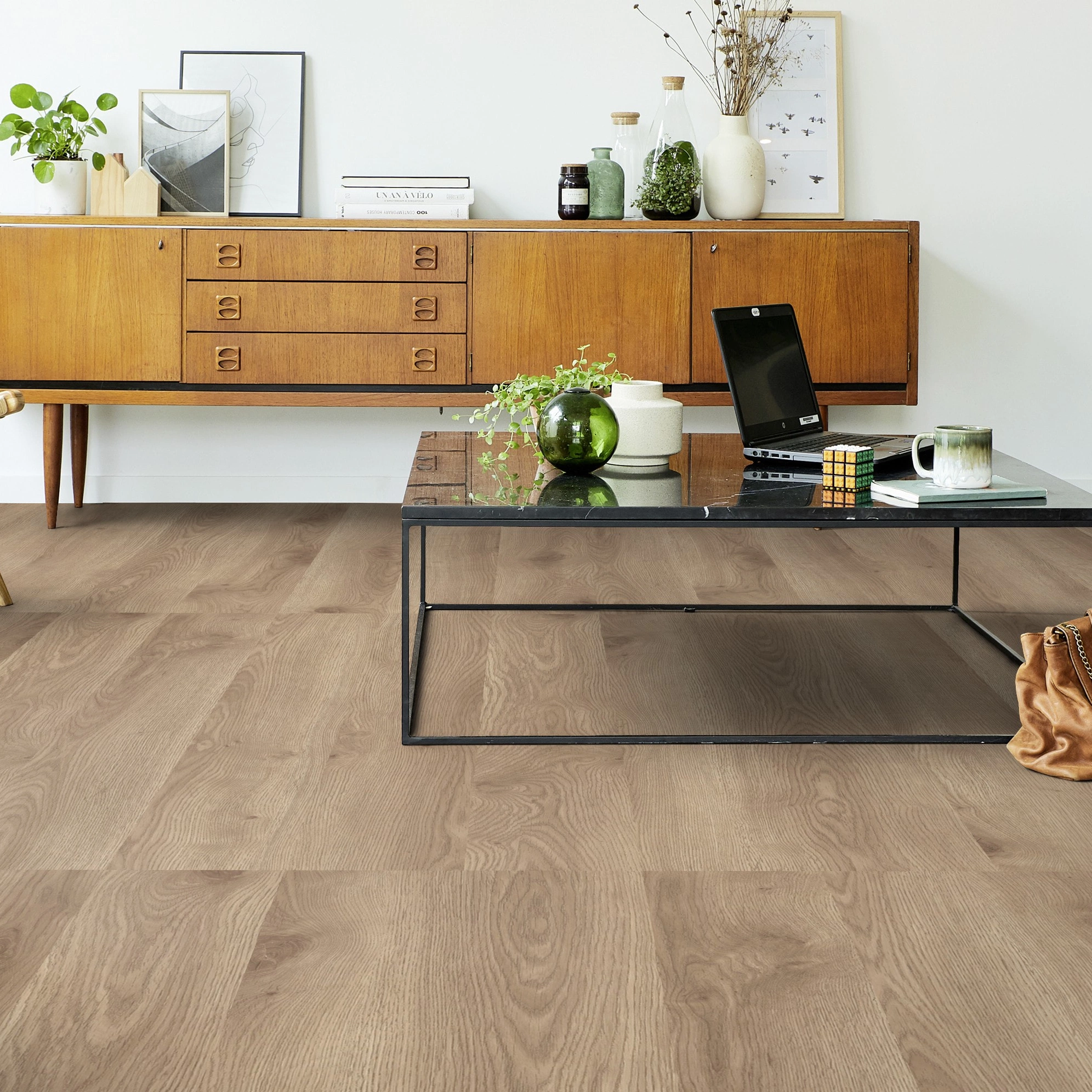Milieubild Wohnzimmer mit Sideboard - Tarkett Klebe-Vinyl iD Inspiration 55 CLASSICS Contemporary Oak Natural Milieubild Wohnzimmer mit Sideboard - Tarkett 24513019