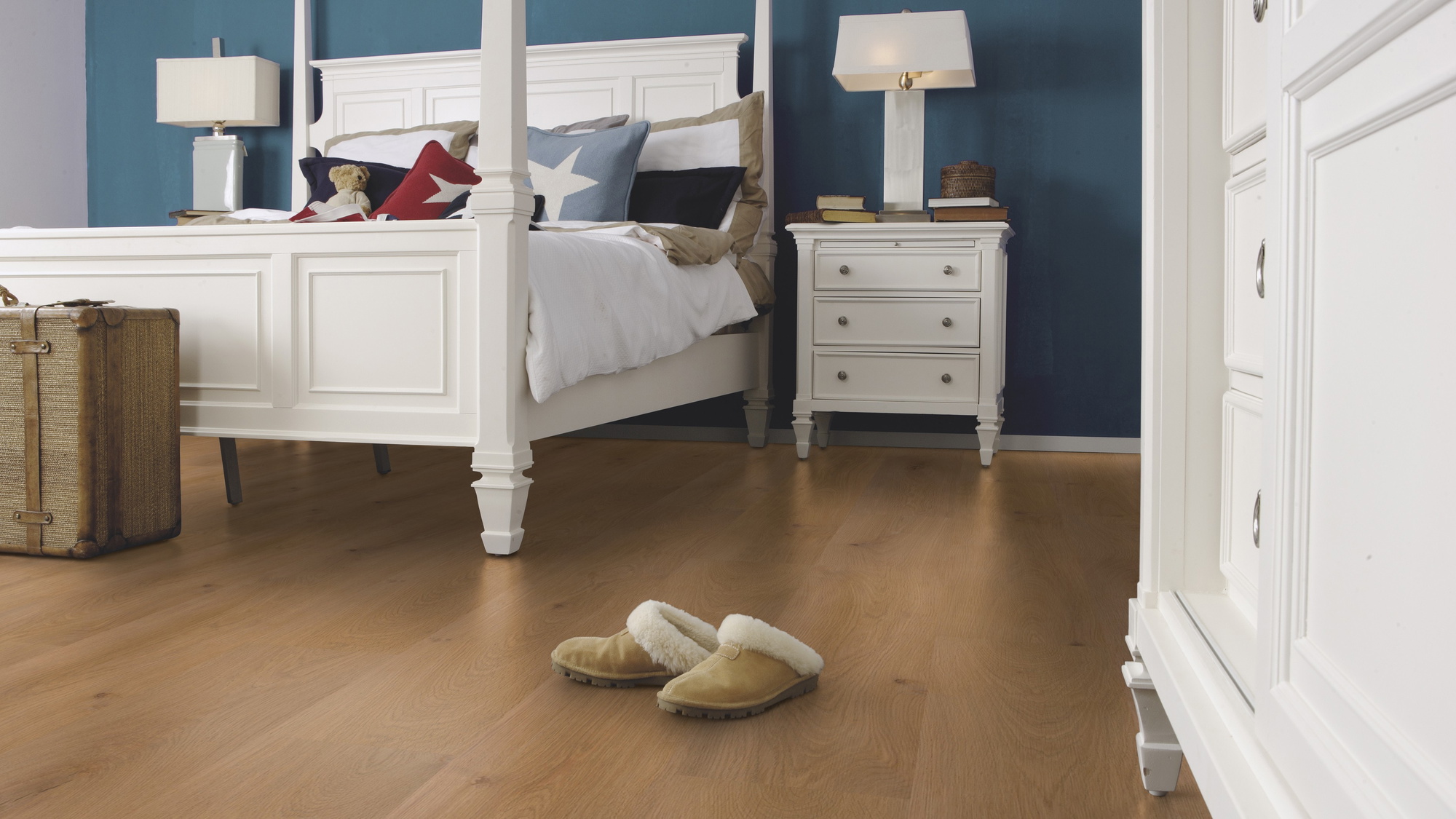 Milieubild Schlafzimmer im Landhaus-Stil - wineo Klebe-Bioboden PURLINE wineo 1000 wood XL Noble Oak Toffee Milieubild Schlafzimmer im Landhaus-Stil - wineo PL311R