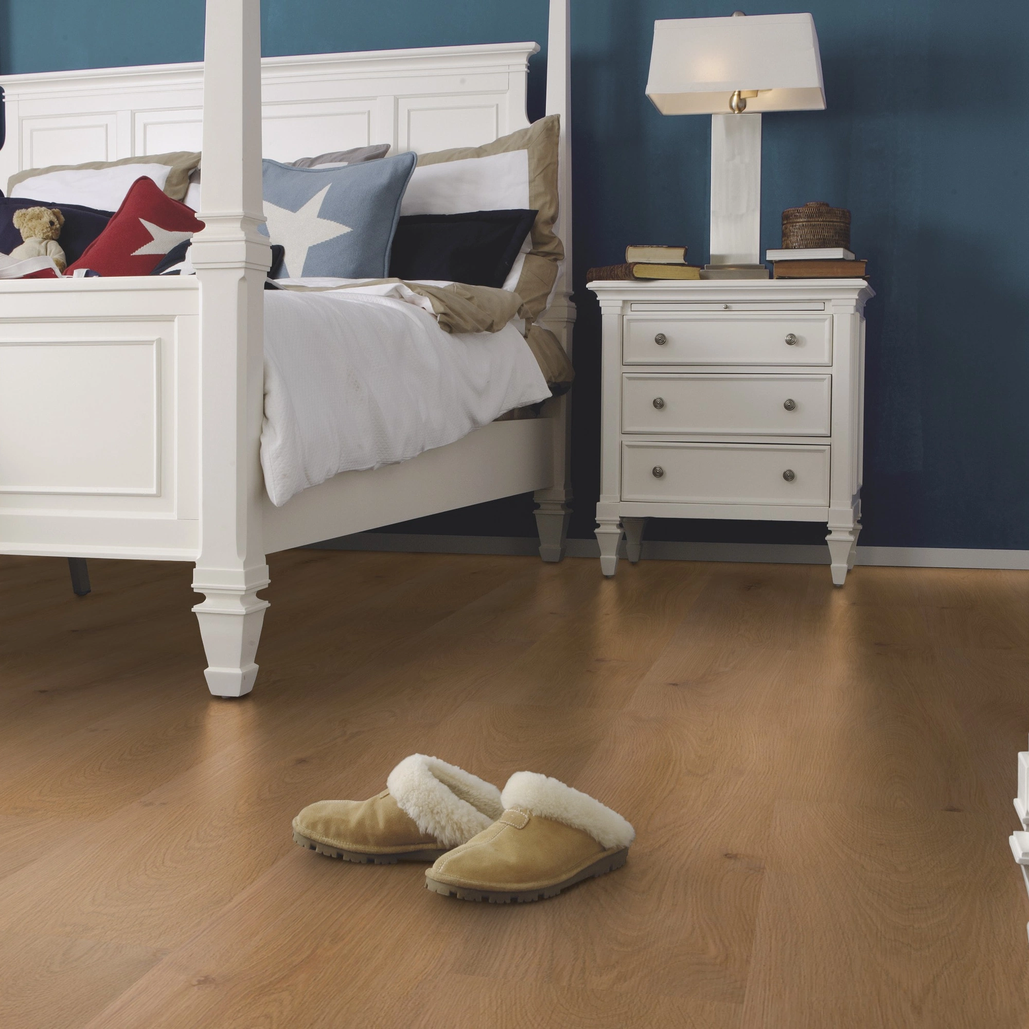 Milieubild Schlafzimmer im Landhaus-Stil - wineo Klebe-Bioboden PURLINE wineo 1000 wood XL Noble Oak Toffee Milieubild Schlafzimmer im Landhaus-Stil - wineo PL311R