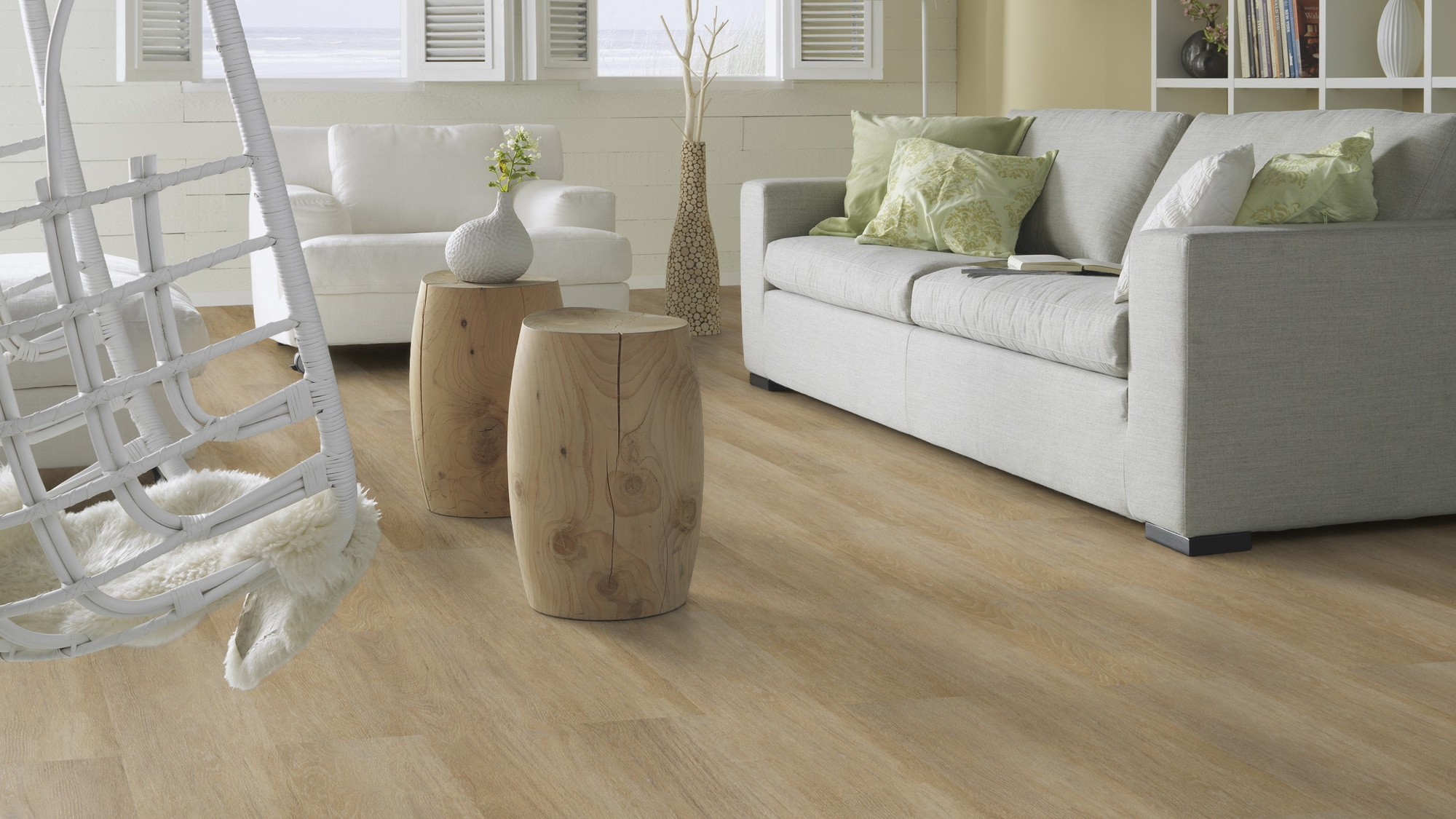 Milieubild Modernes, freundliches Wohnzimmer mit Sofa - Forbo Flooring Klebe-Vinyl Enduro Dryback Wood Golden Oak Milieubild Modernes, freundliches Wohnzimmer mit Sofa - Forbo Flooring 217622