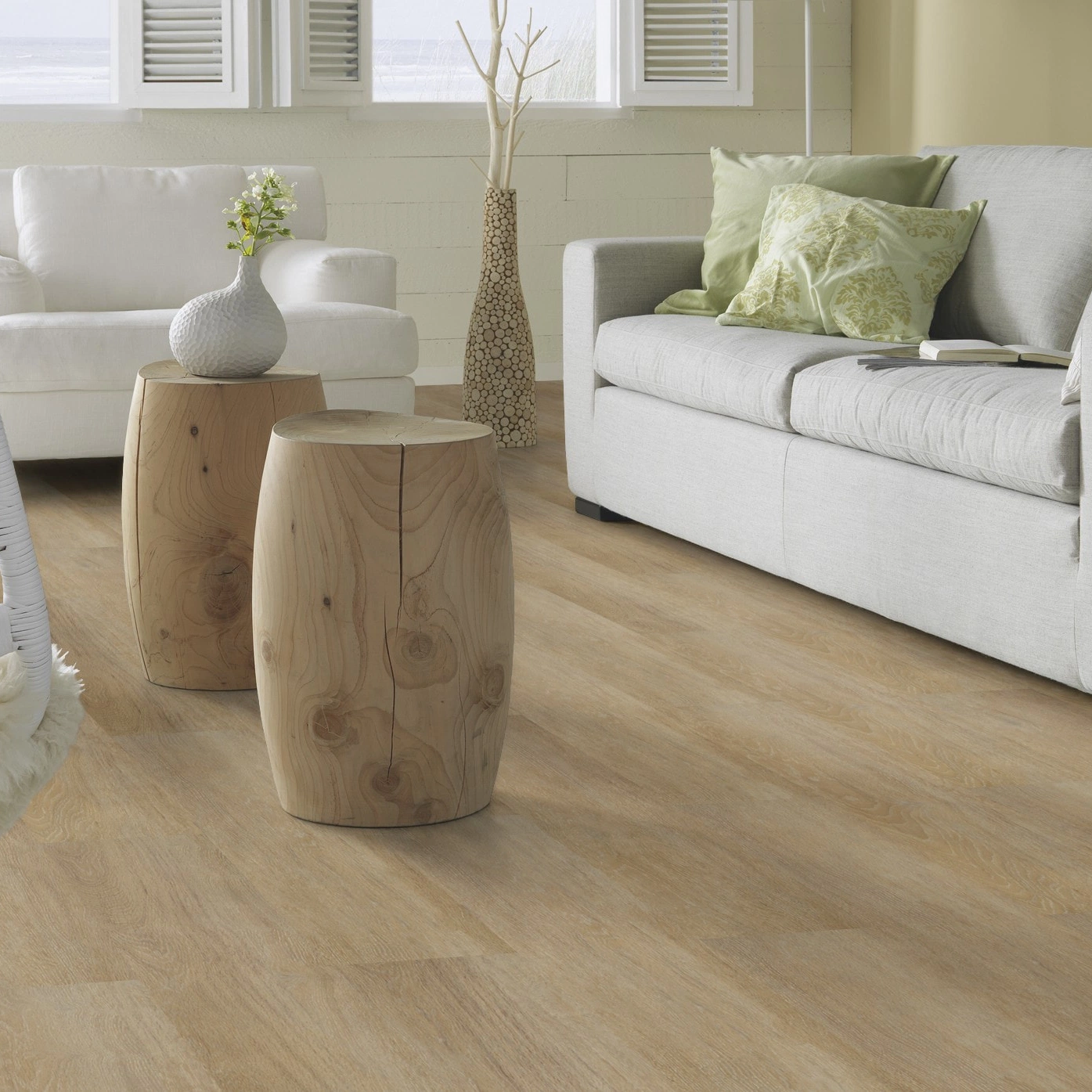 Milieubild Modernes, freundliches Wohnzimmer mit Sofa - Forbo Flooring Klebe-Vinyl Enduro Dryback Wood Golden Oak Milieubild Modernes, freundliches Wohnzimmer mit Sofa - Forbo Flooring 217622