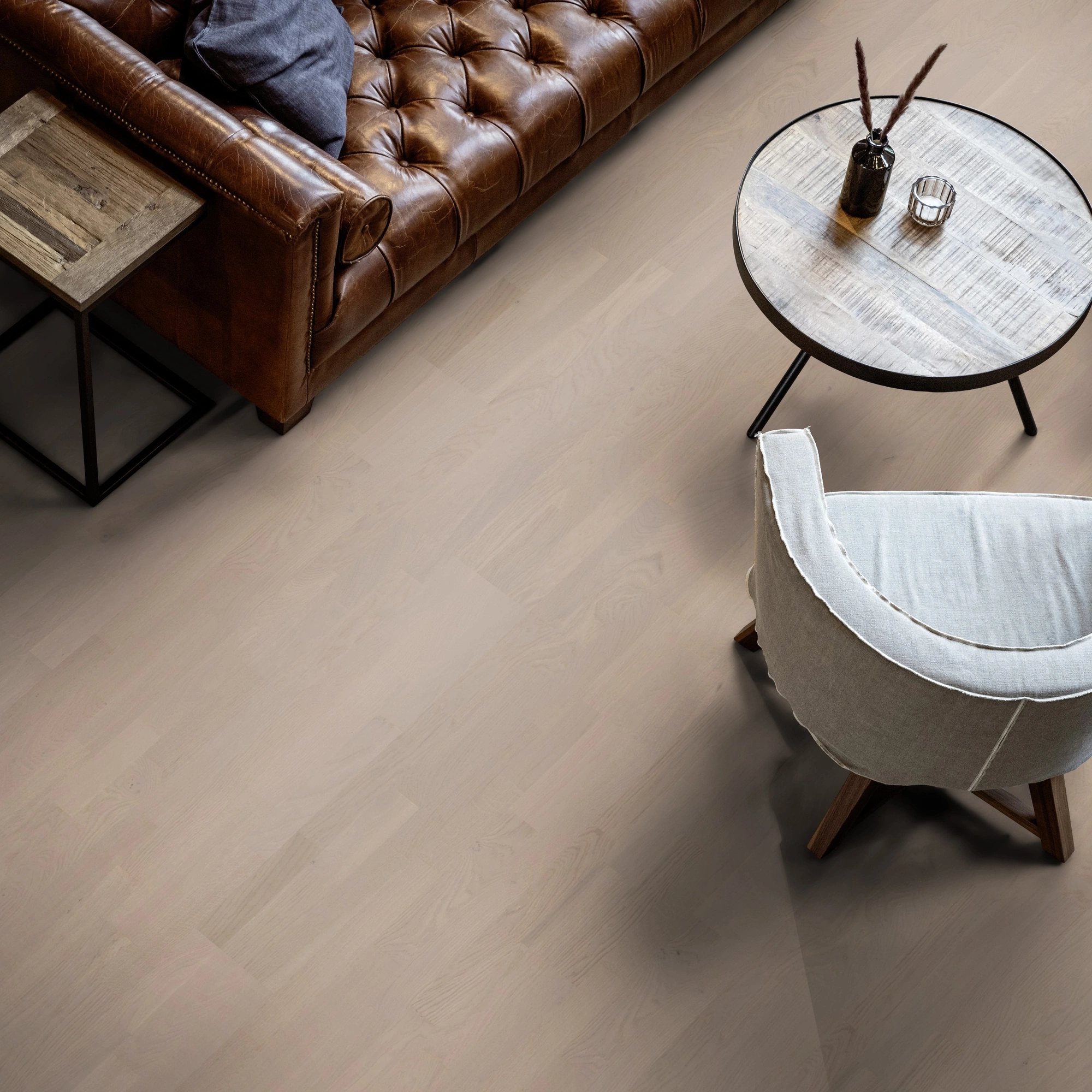 Milieubild Wohnzimmer mit Ledersofa - Blick von oben - ter Hürne Parkett Tailored Collection Eiche Saar Milieubild Wohnzimmer mit Ledersofa - Blick von oben - ter Hürne 1101312506