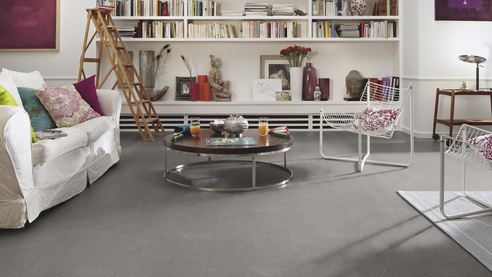 Milieubild Wohnzimmer mit großem Bücherregal - MEISTER Laminat LB 150 Schiefer grau Milieubild Wohnzimmer mit großem Bücherregal - MEISTER 600003-0857398-06136