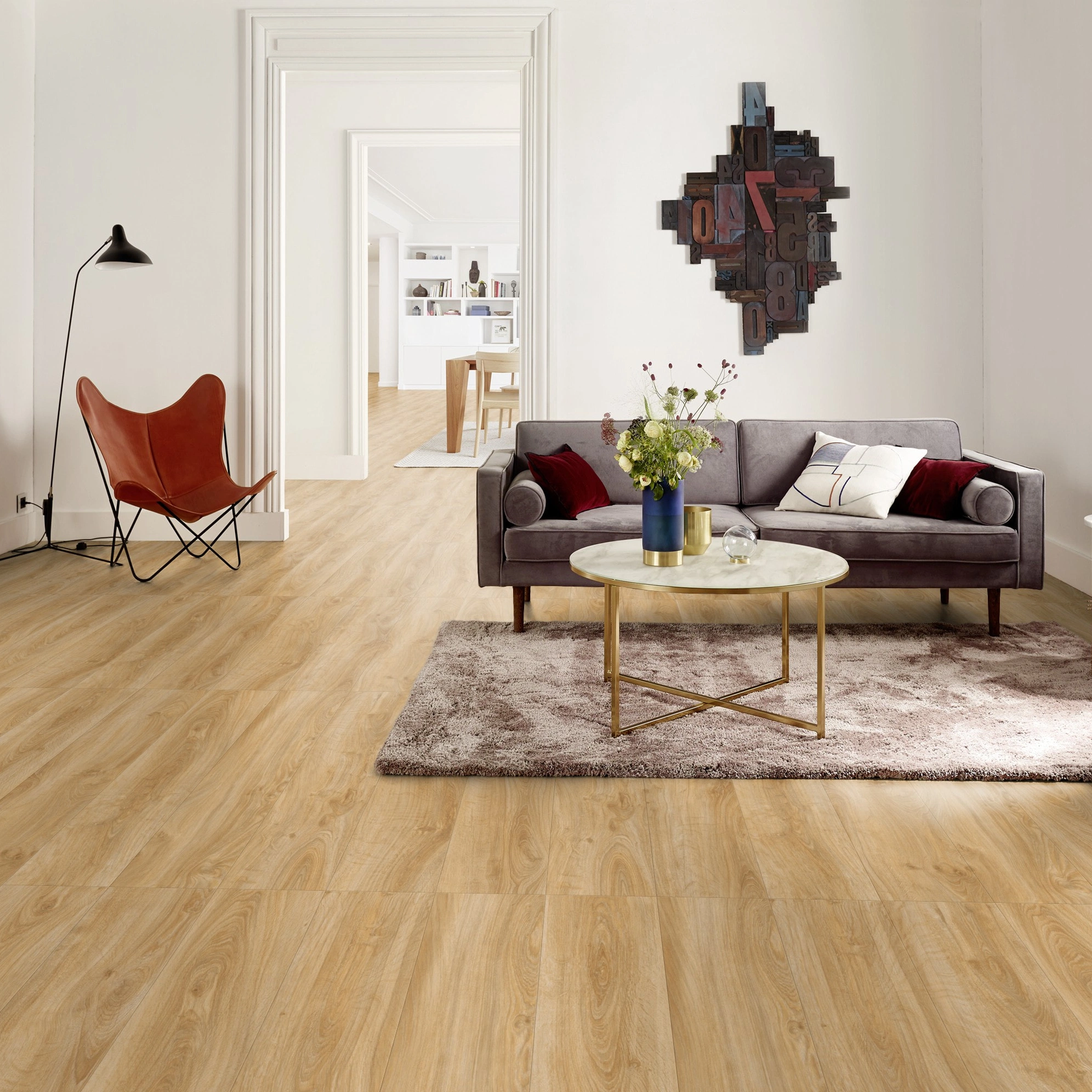 Milieubild Altbau-Wohnzimmer in Stadtwohnung - Tarkett Klebe-Vinyl iD Inspiration 55 CLASSICS English Oak Classical Milieubild Altbau-Wohnzimmer in Stadtwohnung - Tarkett 24513008