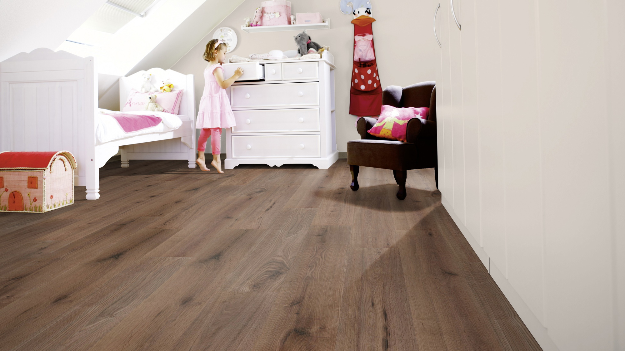 Milieubild Kinderzimmer mit weißer Kommode - wineo Klebe-Bioboden PURLINE wineo 1000 wood L Strong Oak Cappuccino Milieubild Kinderzimmer mit weißer Kommode - wineo PL303R