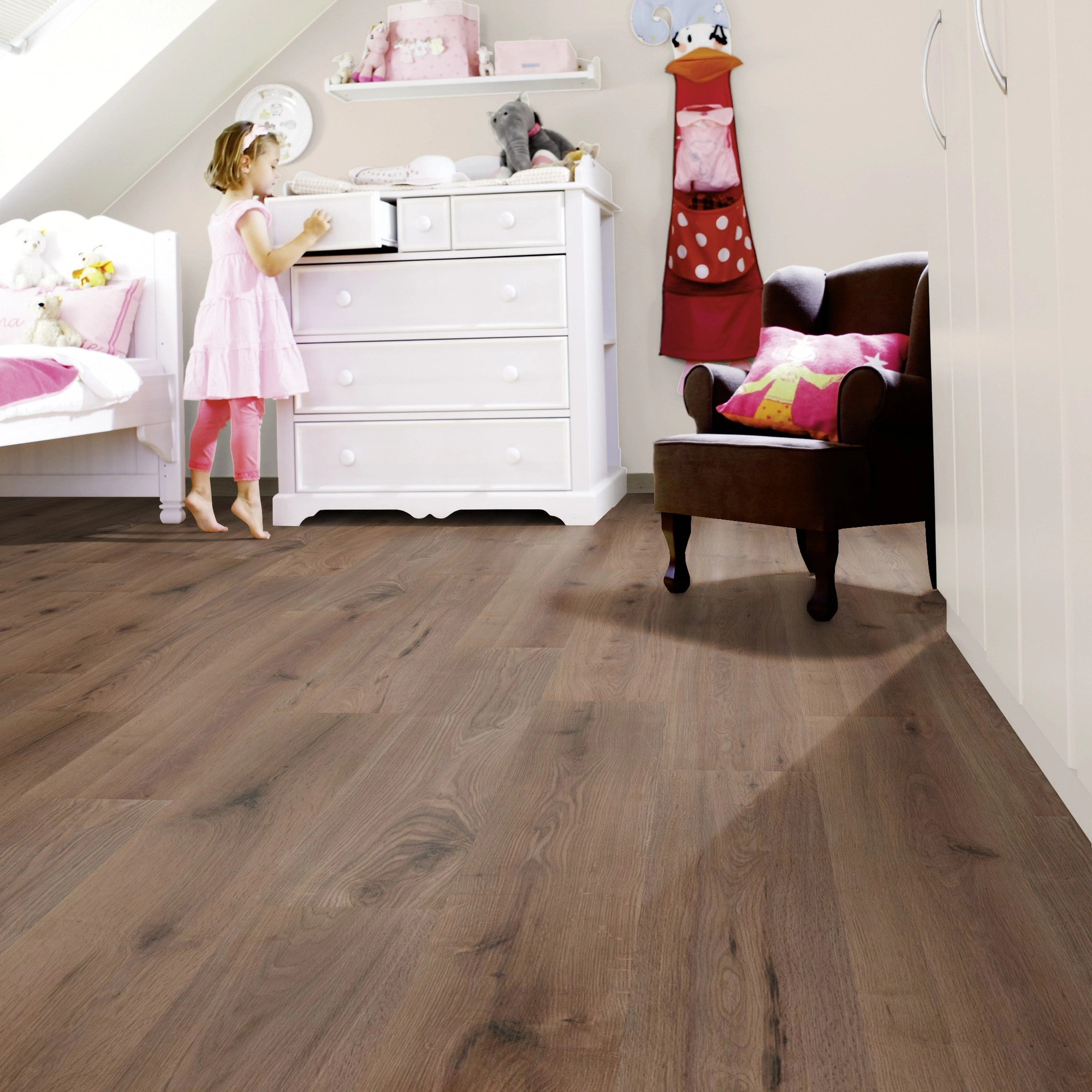 Milieubild Kinderzimmer mit weißer Kommode - wineo Klebe-Bioboden PURLINE wineo 1000 wood L Strong Oak Cappuccino Milieubild Kinderzimmer mit weißer Kommode - wineo PL303R