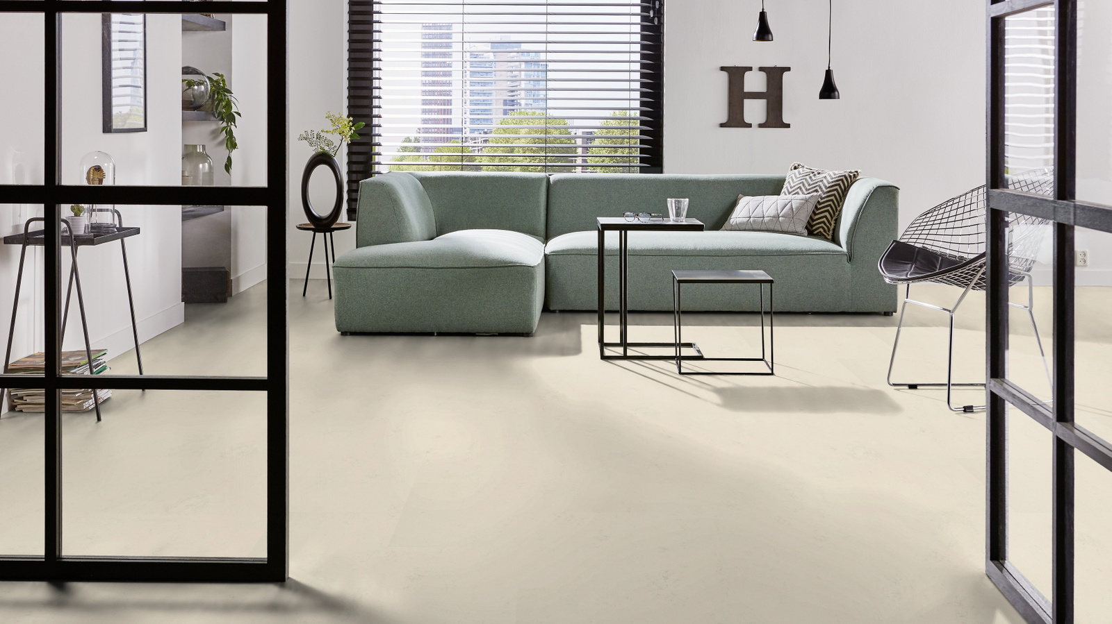 Milieubild Modernes Wohnzimmer mit mintgrünem Sofa - Forbo Flooring 176470