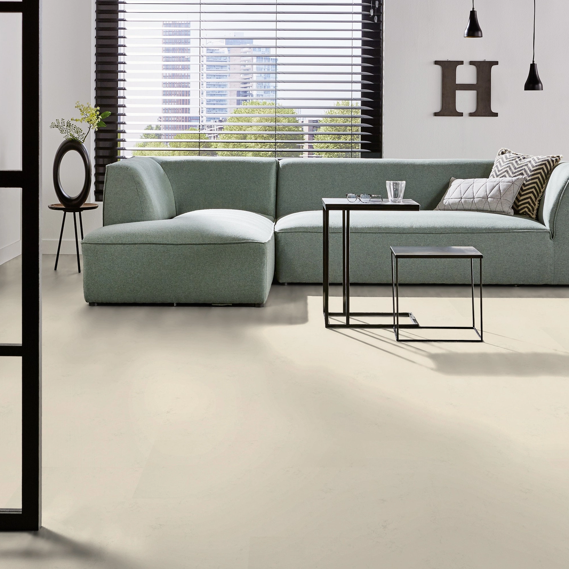 Milieubild Modernes Wohnzimmer mit mintgrünem Sofa - Forbo Flooring Marmoleum Click Moon Milieubild Modernes Wohnzimmer mit mintgrünem Sofa - Forbo Flooring 176470