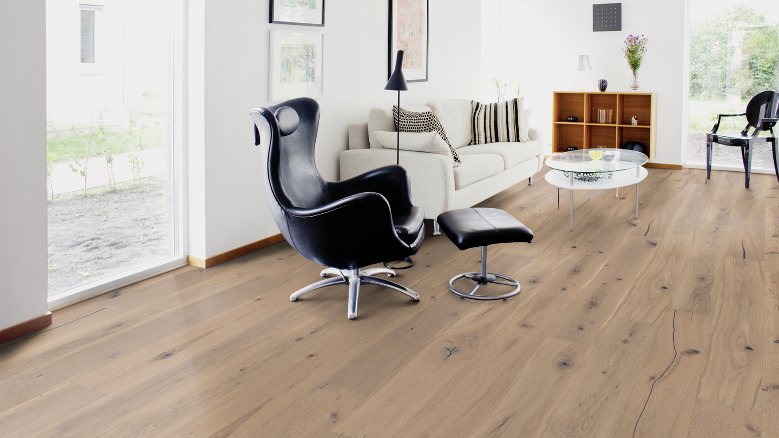 Milieubild Wohnzimmer mit Sessel und bodentiefem Fenster - Wicanders Wise 82000875