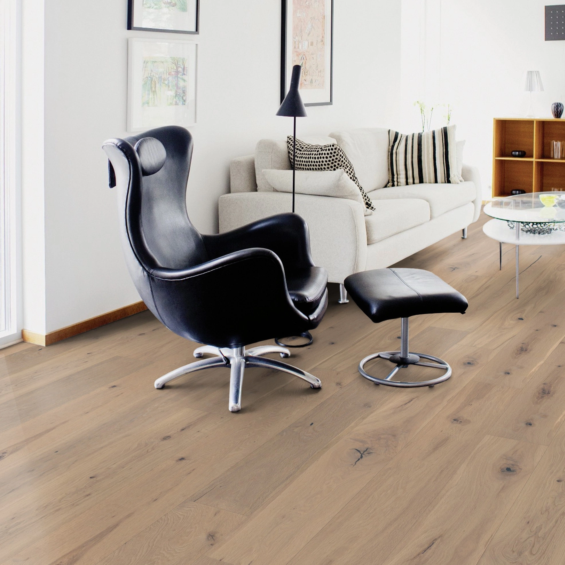 Milieubild Wohnzimmer mit Sessel und bodentiefem Fenster - Wicanders Wise Parkett Essential Bremen Milieubild Wohnzimmer mit Sessel und bodentiefem Fenster - Wicanders Wise 82000875