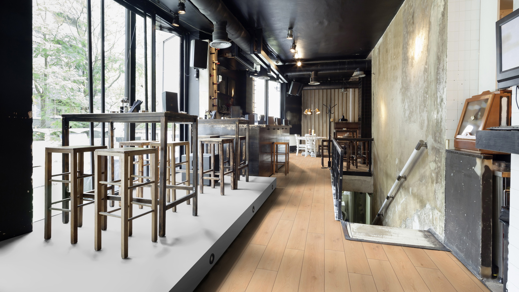 Milieubild Restaurant - Bar mit Tischen und Hockern - wineo Klebe-Bioboden PURLINE wineo 1000 wood XL Noble Oak Vanilla Milieubild Restaurant - Bar mit Tischen und Hockern - wineo PL310R