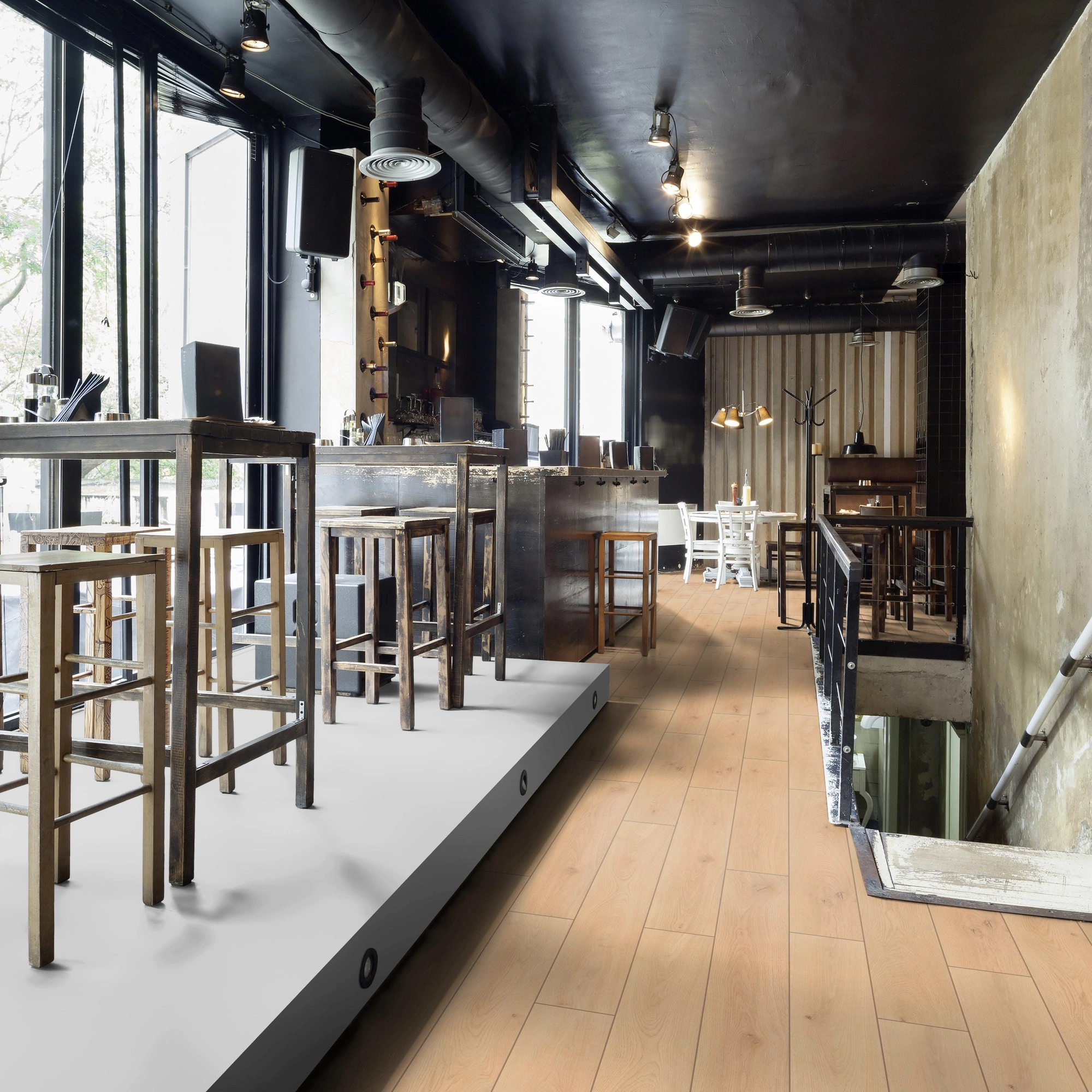 Milieubild Restaurant - Bar mit Tischen und Hockern - wineo Klebe-Bioboden PURLINE wineo 1000 wood XL Noble Oak Vanilla Milieubild Restaurant - Bar mit Tischen und Hockern - wineo PL310R