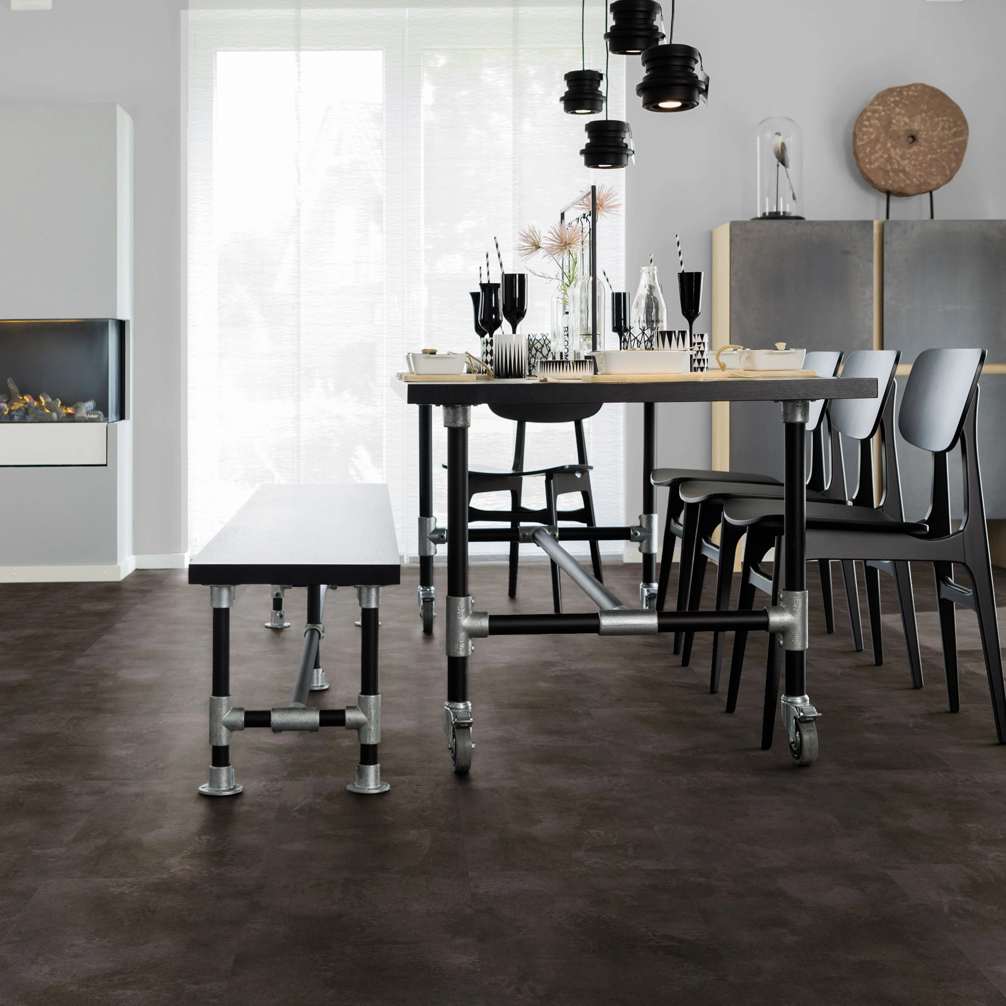 Milieubild Esszimmer mit Kamin - wineo Klick-Bioboden PURLINE wineo 1000 stone L Urban Concrete Dark Milieubild Esszimmer mit Kamin - wineo PLC320R
