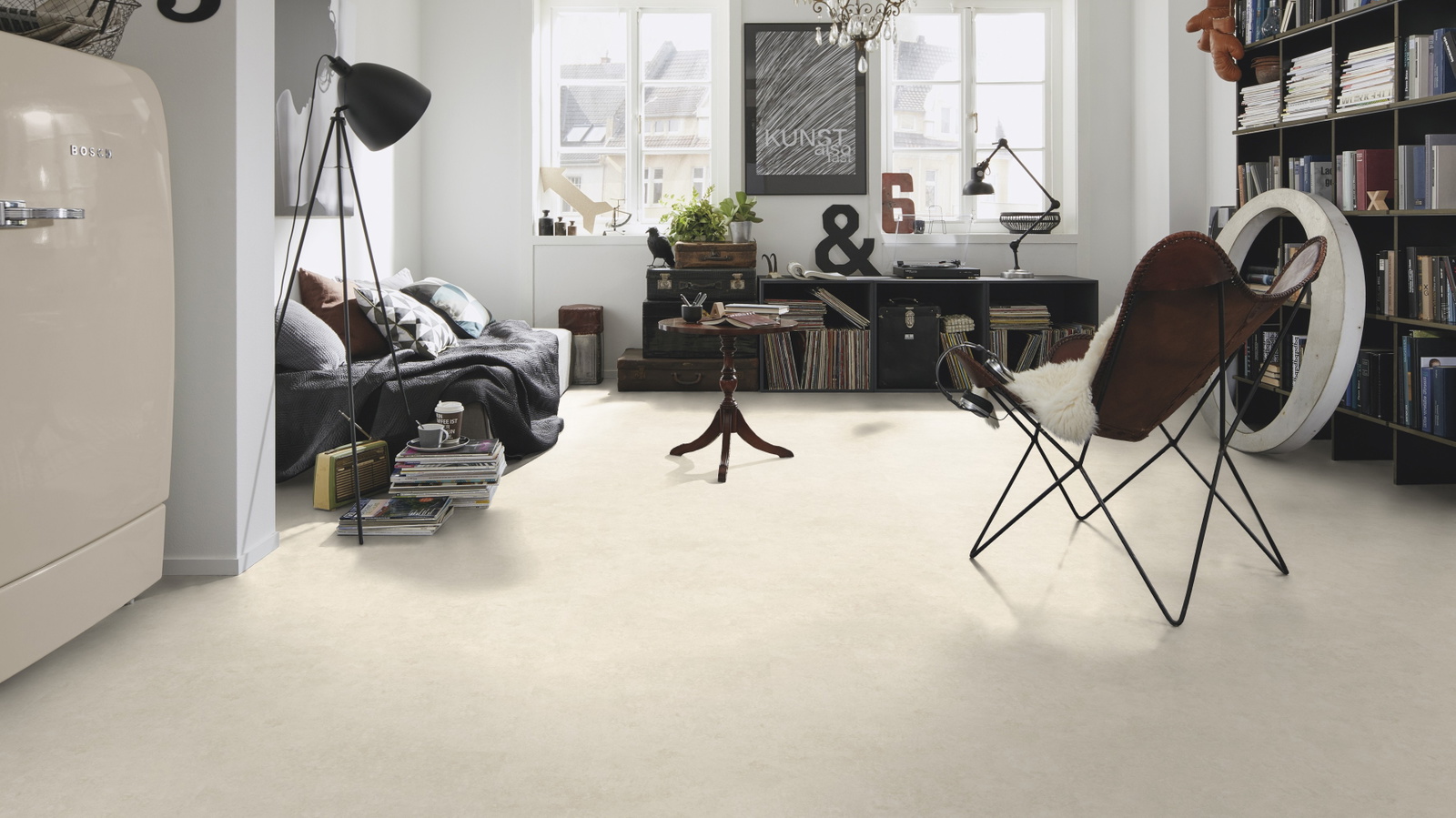 Milieubild Kompaktes Wohnzimmer mit Bücherregal - wineo PL115R