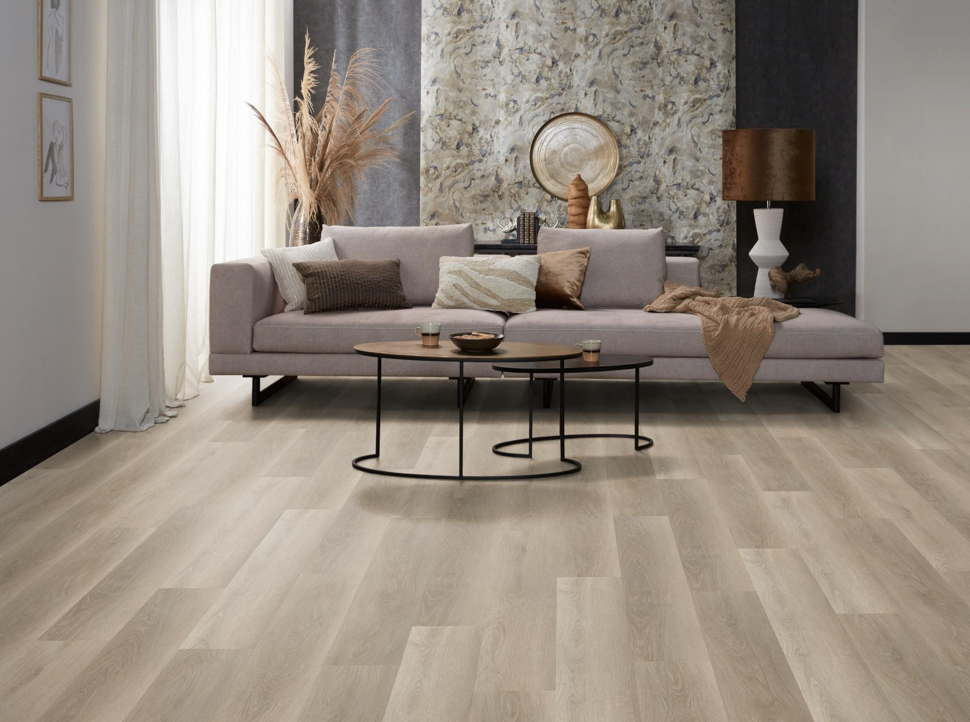 Milieubild Modernes, freundliches Wohnzimmer mit Sofa und Wandtapete - nexflor NXF-60030-016
