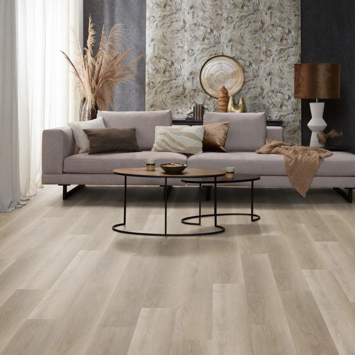 Milieubild Modernes, freundliches Wohnzimmer mit Sofa und Wandtapete - nexflor Rigid Klick-Vinyl Apollo Click Collection Aegina Oak Milieubild Modernes, freundliches Wohnzimmer mit Sofa und Wandtapete - nexflor NXF-60030-016