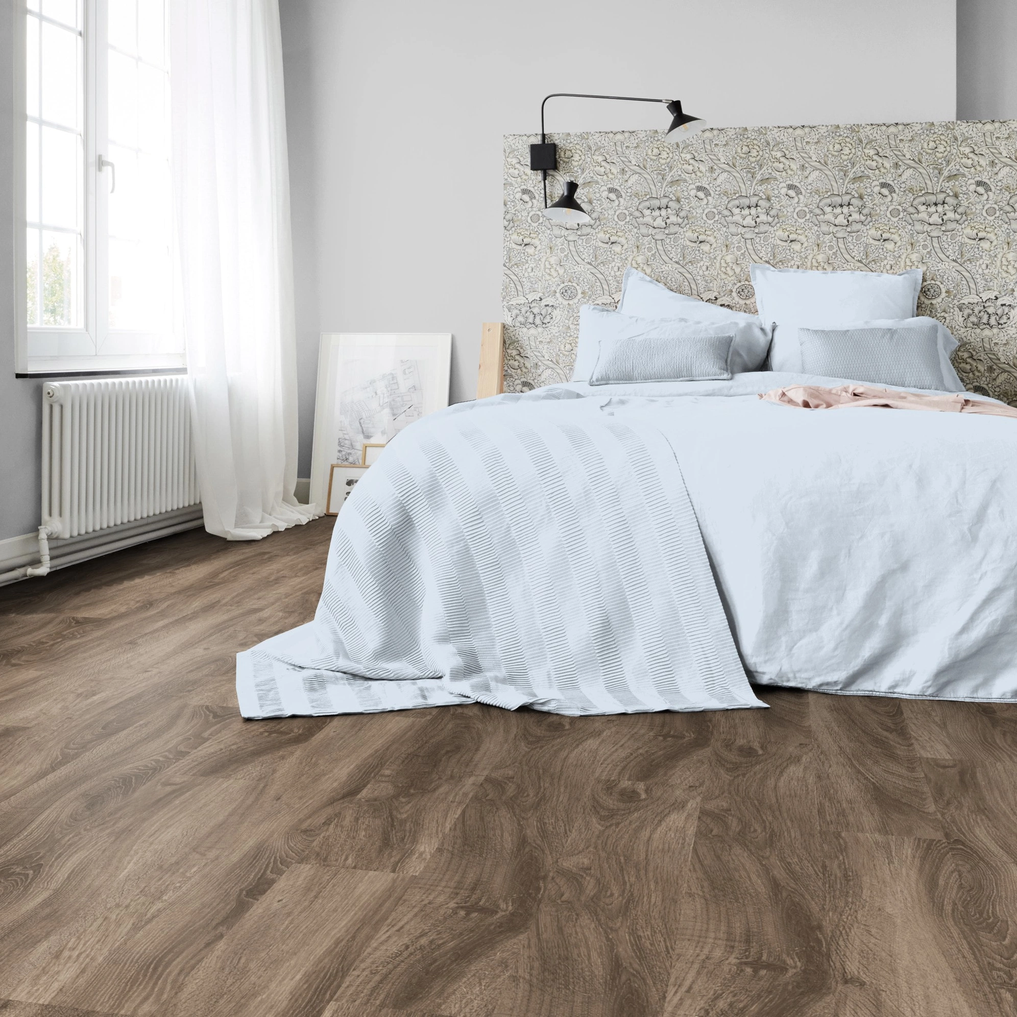 Milieubild Schlafzimmer in Stadtwohnung - Tarkett Klebe-Vinyl iD Inspiration 30 CLASSICS English Oak Brown Milieubild Schlafzimmer in Stadtwohnung - Tarkett 24524009