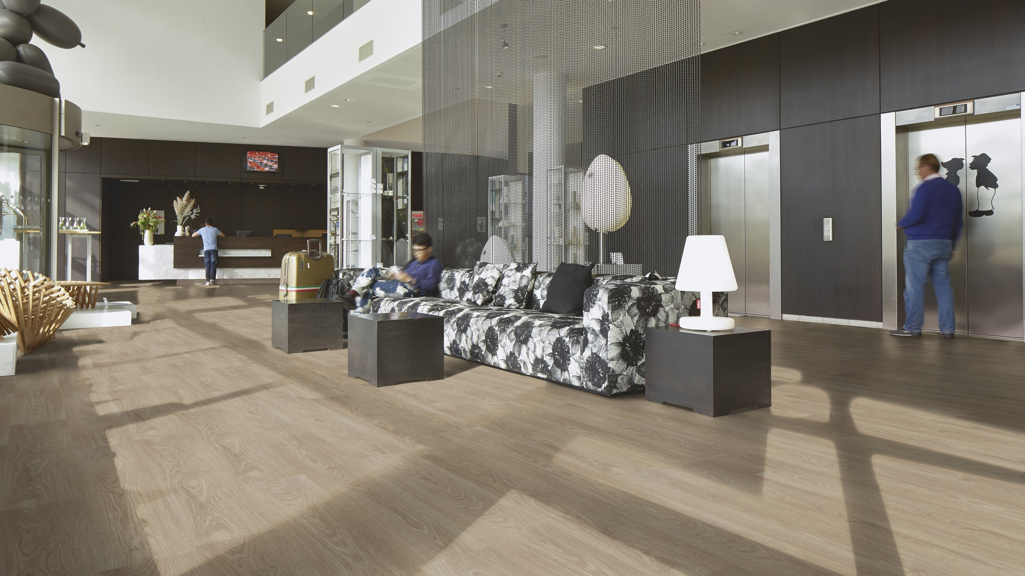Milieubild Hotellobby mit Rezeption - Forbo Flooring Klebe-Vinyl Allura Dryback 0.55 Wood Light Timber Milieubild Hotellobby mit Rezeption - Forbo Flooring 243620