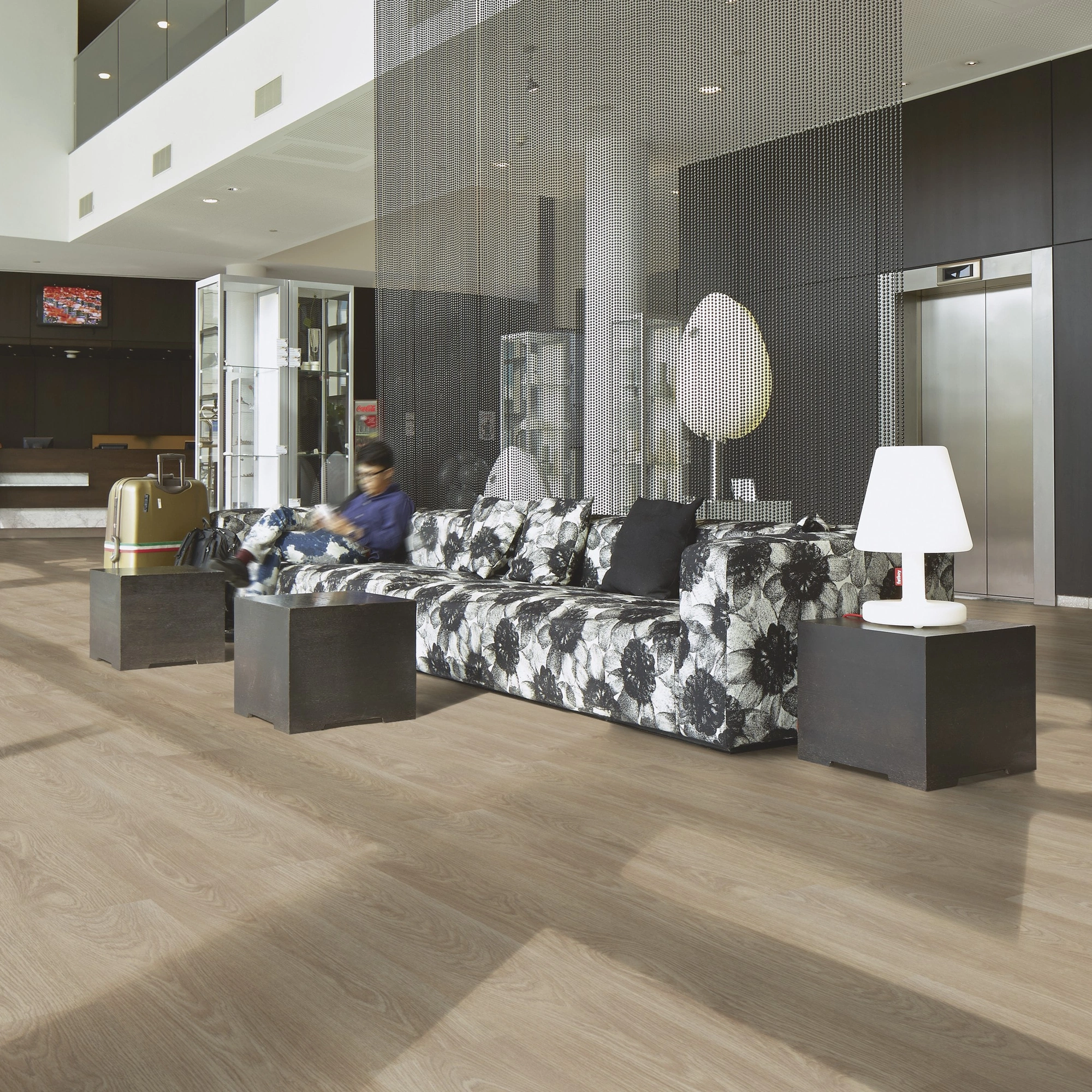 Milieubild Hotellobby mit Rezeption - Forbo Flooring Klebe-Vinyl Allura Dryback 0.55 Wood Light Timber Milieubild Hotellobby mit Rezeption - Forbo Flooring 243620