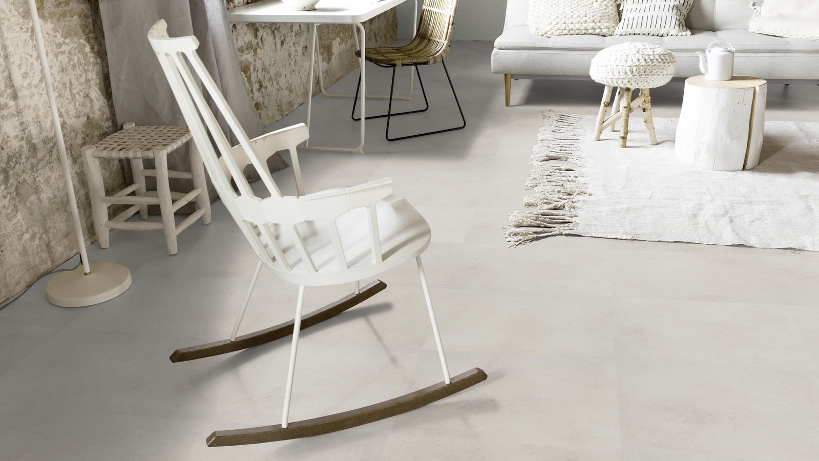 Milieubild Wohnzimmer mit Schaukelstuhl im skandinavischen Stil - Forbo Flooring 243650