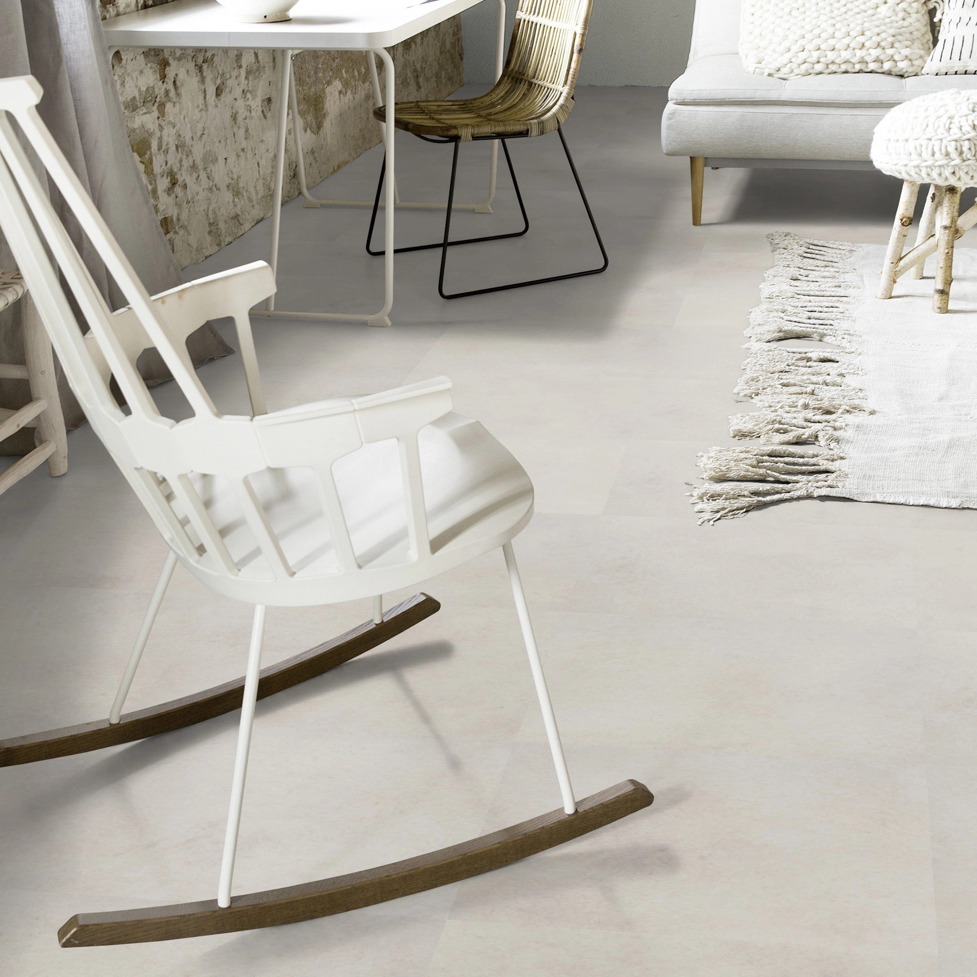 Milieubild Wohnzimmer mit Schaukelstuhl im skandinavischen Stil - Forbo Flooring Klebe-Vinyl Allura Dryback 0.55 Material Sand Cement Milieubild Wohnzimmer mit Schaukelstuhl im skandinavischen Stil - Forbo Flooring 243650