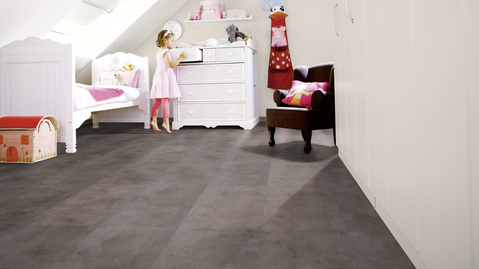Milieubild Kinderzimmer mit weißer Kommode - wineo PLC319R