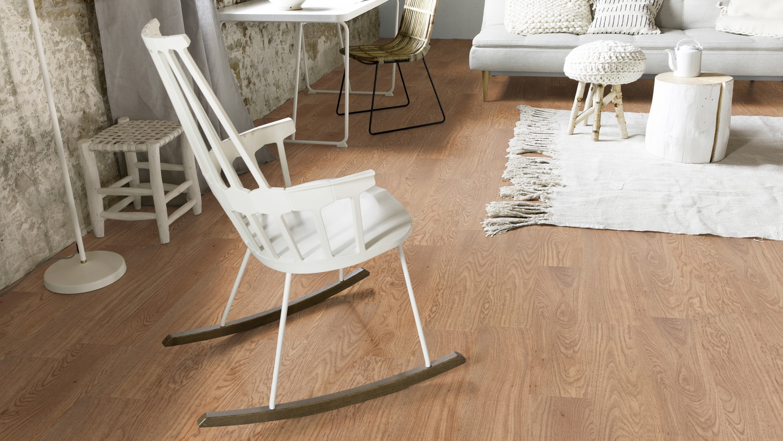 Milieubild Wohnzimmer mit Schaukelstuhl im skandinavischen Stil - Forbo Flooring 220165