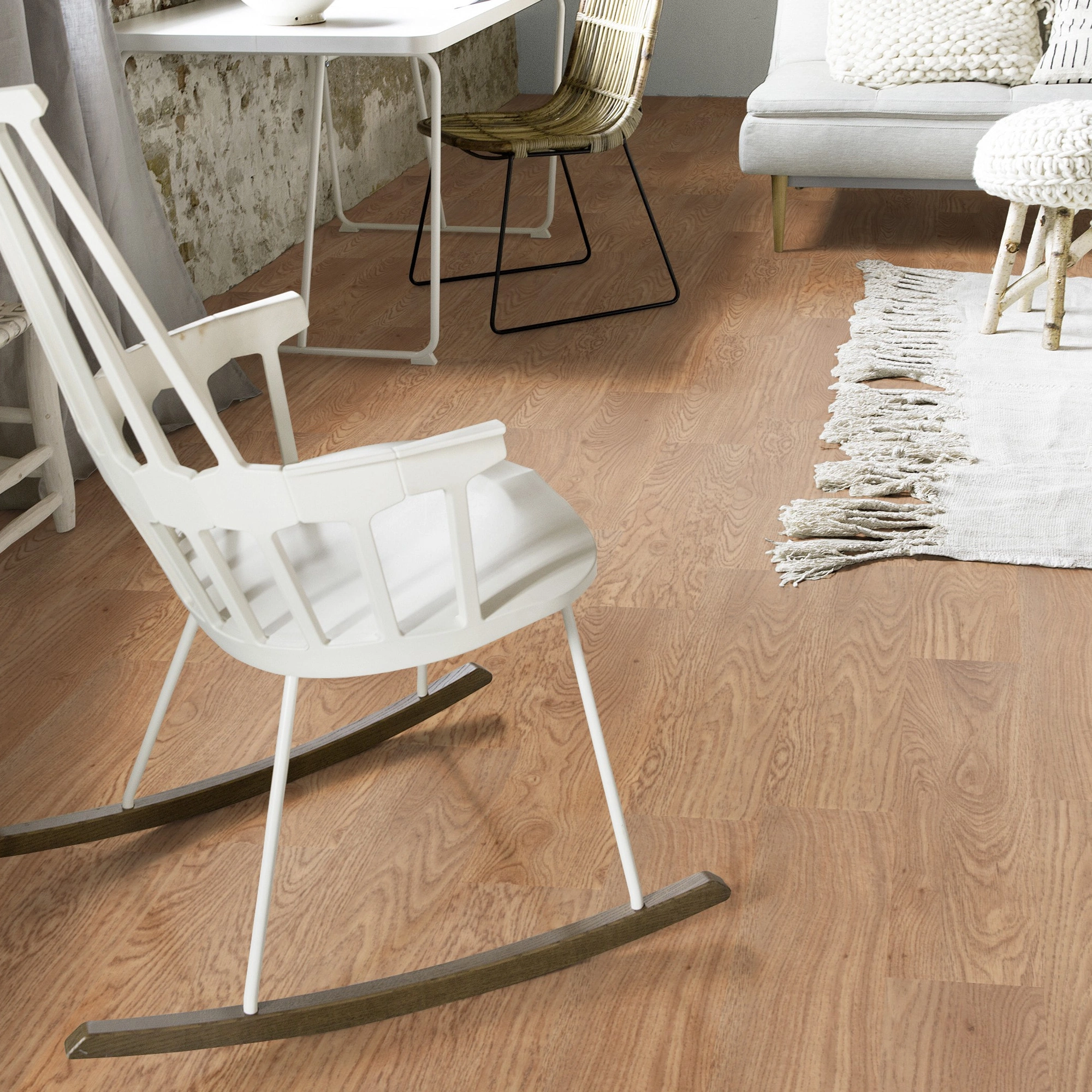 Milieubild Wohnzimmer mit Schaukelstuhl im skandinavischen Stil - Forbo Flooring Klebe-Vinyl Allura Dryback 0.55 Wood Waxed Oak Milieubild Wohnzimmer mit Schaukelstuhl im skandinavischen Stil - Forbo Flooring 220165