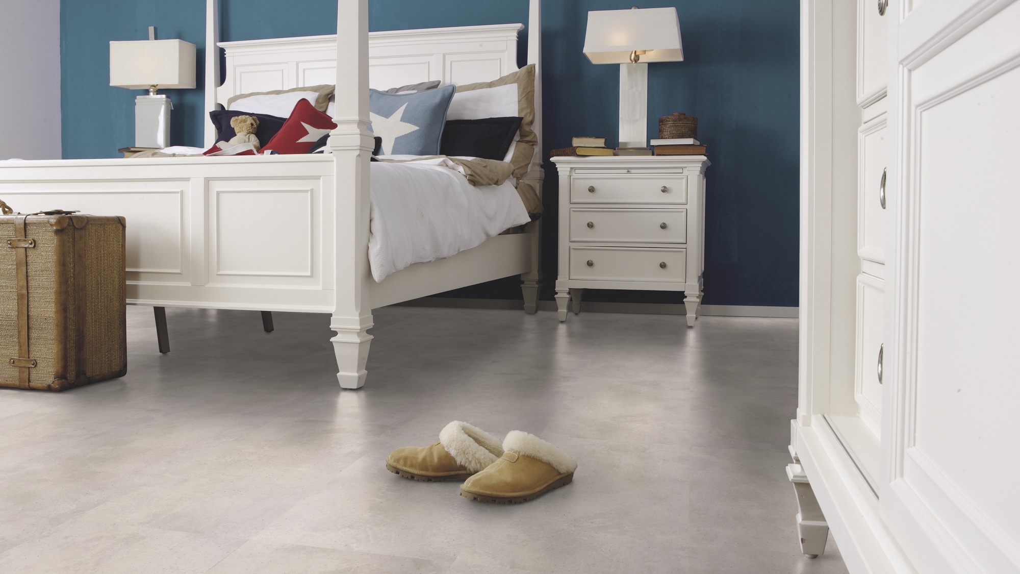 Milieubild Schlafzimmer im Landhaus-Stil - wineo Klick-Bioboden PURLINE wineo 1000 stone L Urban Concrete Light Milieubild Schlafzimmer im Landhaus-Stil - wineo PLC317R