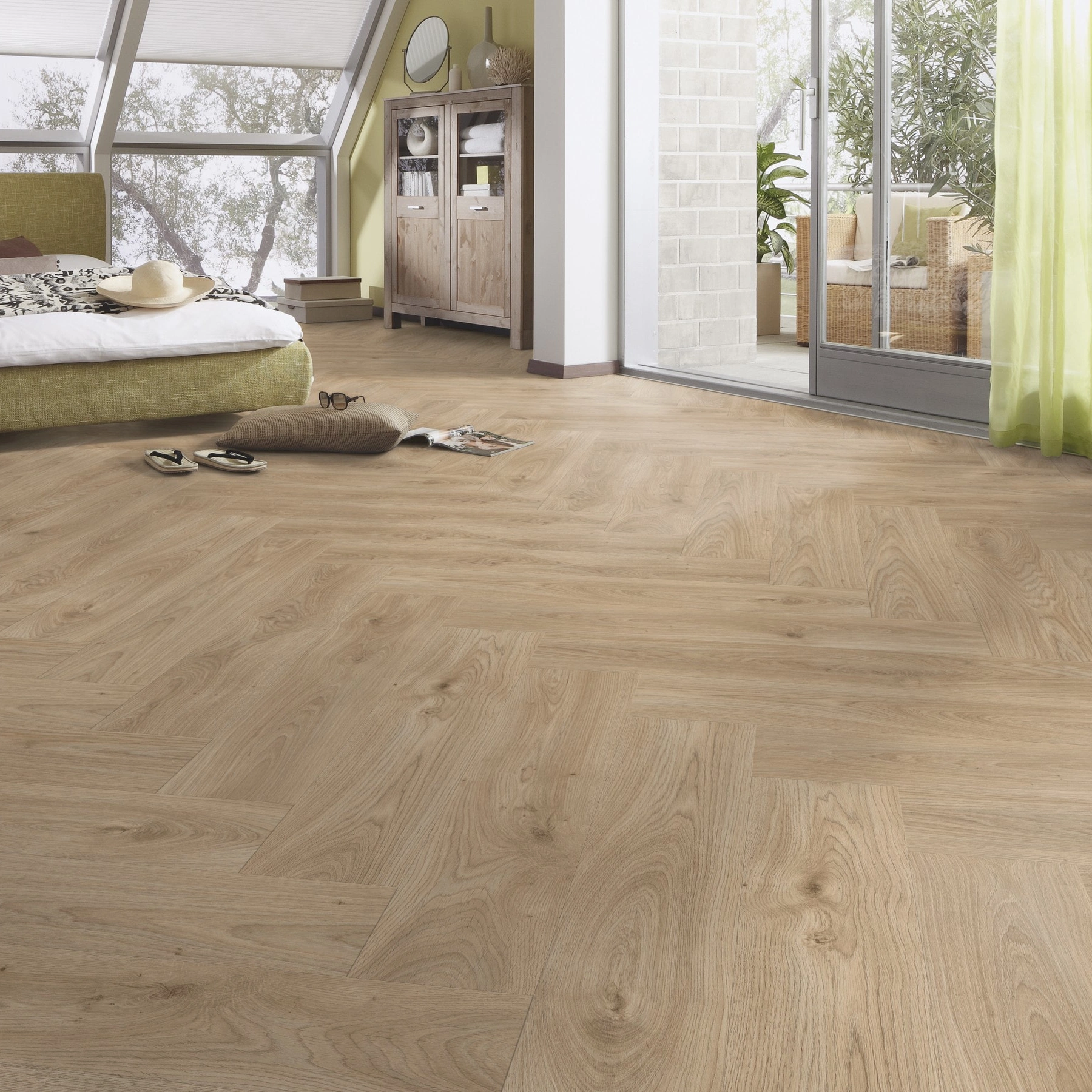 Milieubild Schlafzimmer im modernen Dachgeschoss - MEISTER Laminat LS 350 Eiche relax pure Milieubild Schlafzimmer im modernen Dachgeschoss - MEISTER 600001-0840168-07113