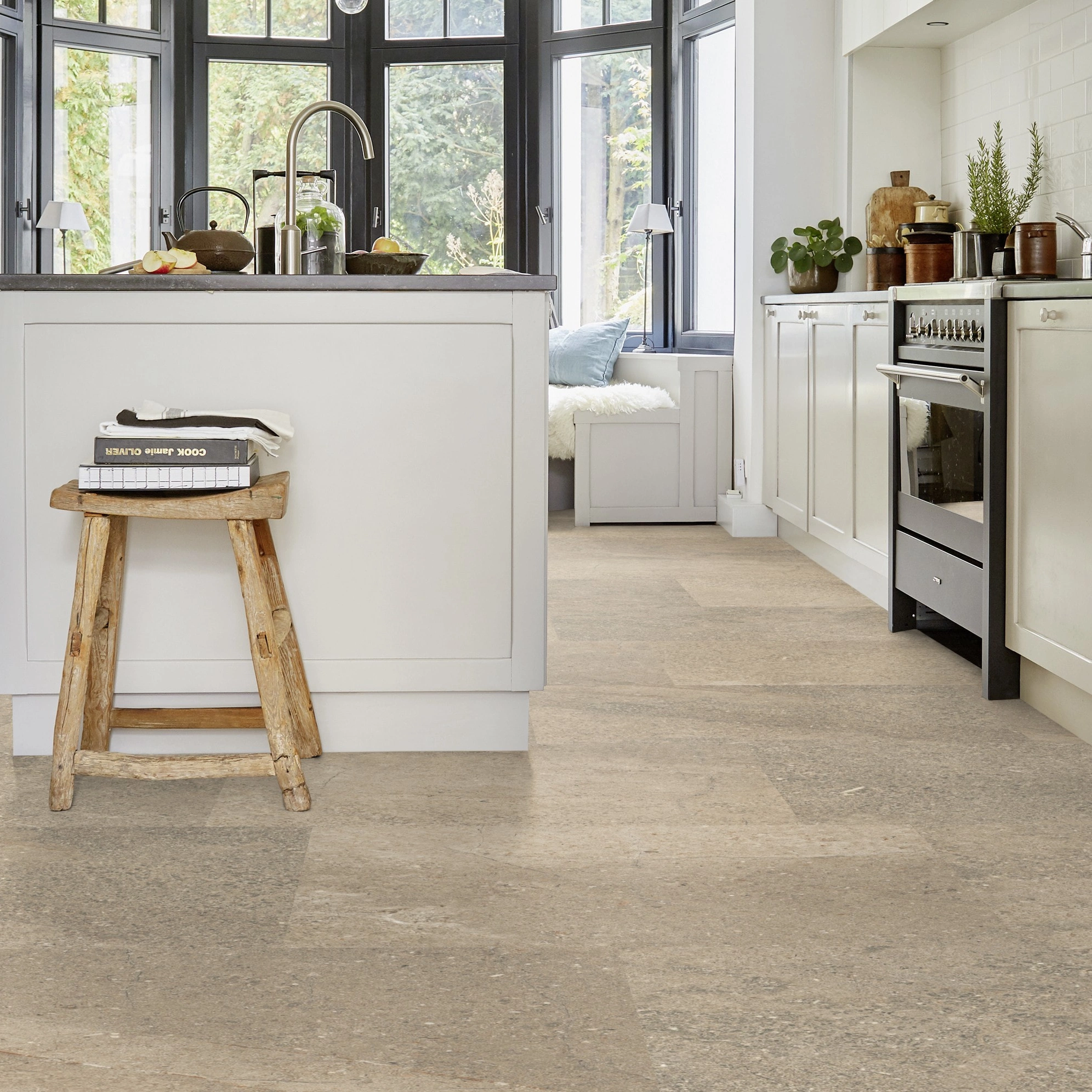 Milieubild Moderne Küche mit Küchenblock - Tarkett Rigid Klick-Vinyl iD Click Ultimate 70 NATURALS Sediment Beige Milieubild Moderne Küche mit Küchenblock - Tarkett 260008037