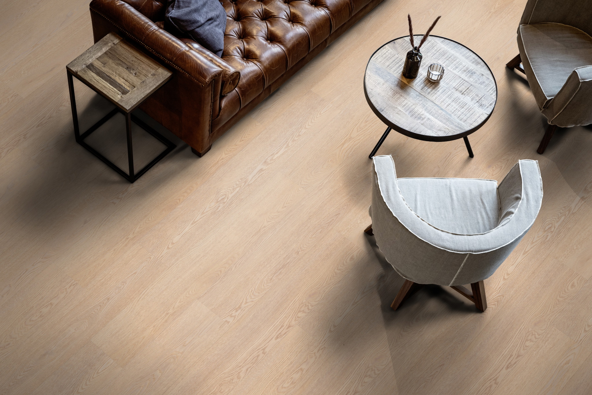 Milieubild Wohnzimmer mit Ledersofa - Blick von oben - ter Hürne Klebe-Vinyl Pro Grand Choice Eiche Berlin Milieubild Wohnzimmer mit Ledersofa - Blick von oben - ter Hürne 1101210405