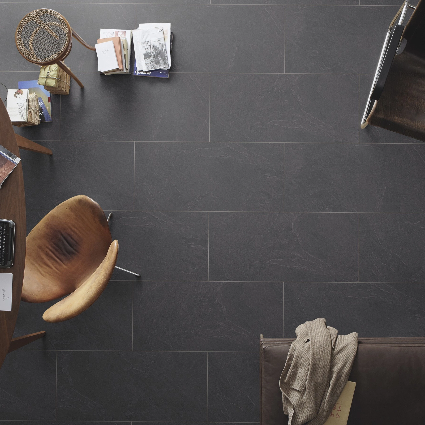 Milieubild Büro mit ovalem Tisch - Draufsicht - MEISTER Laminat LB 150 Schiefer anthrazit Milieubild Büro mit ovalem Tisch - Draufsicht - MEISTER 600003-0857398-06137