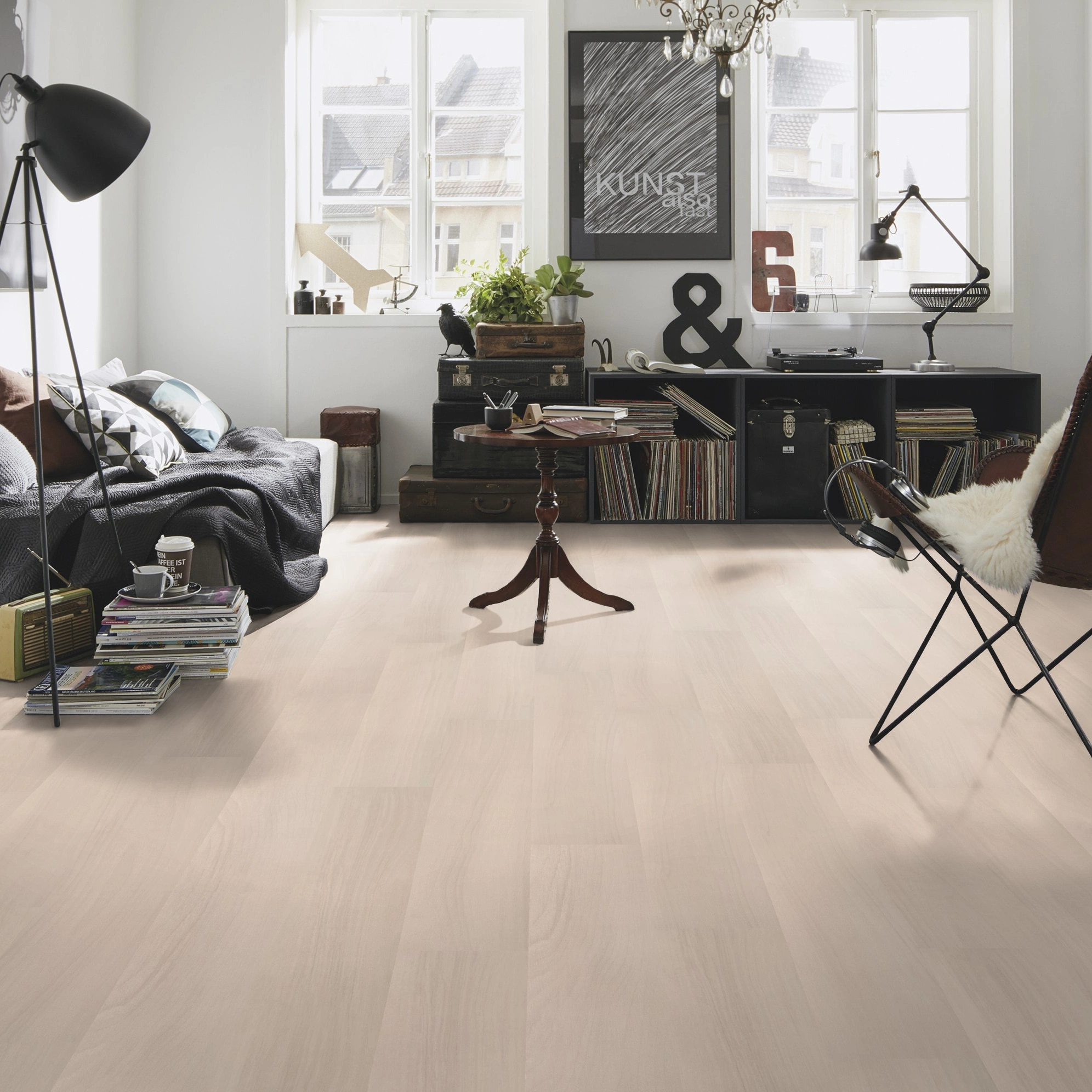 Milieubild Kompaktes Wohnzimmer mit Bücherregal - wineo Klick-Bioboden PURLINE wineo 1000 wood L Light Maple Cream Milieubild Kompaktes Wohnzimmer mit Bücherregal - wineo PLC296R