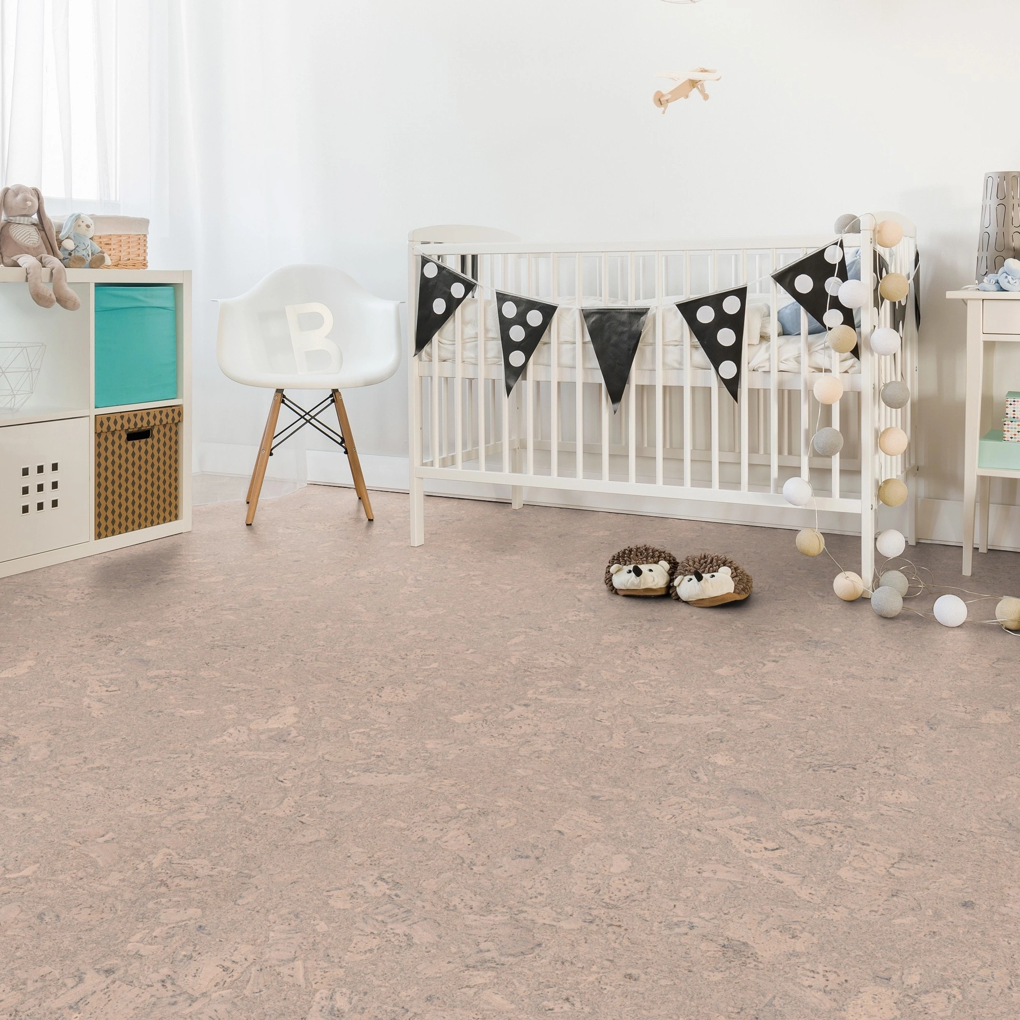 Milieubild Kinderzimmer mit weißer Krippe - Wicanders Wise HDF Klick-Korkboden cork Essence Personality Timide Milieubild Kinderzimmer mit weißer Krippe - Wicanders Wise 80002262