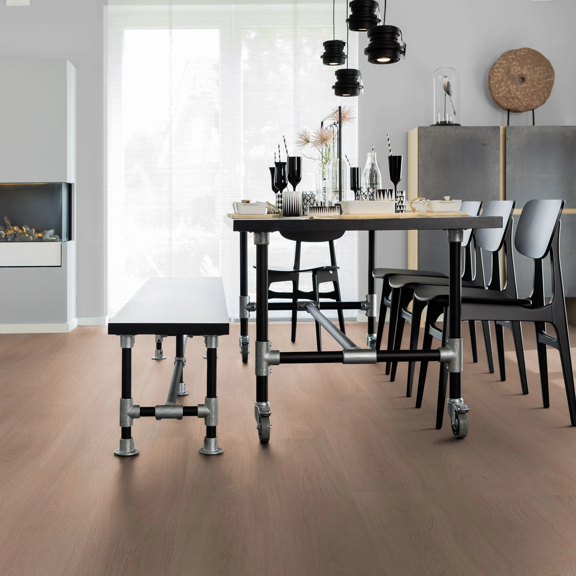 Milieubild Esszimmer mit Kamin - wineo HDF Klick-Bioboden PURLINE wineo 1000 wood XL Calm Oak Shell Milieubild Esszimmer mit Kamin - wineo MLP306R