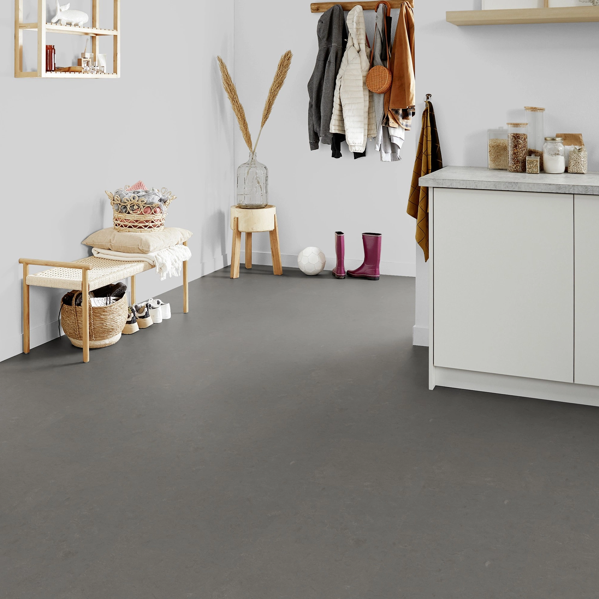 Milieubild Kompakte Küchenzeile im offenen Wohnbereich - Forbo Flooring Marmoleum Click Nebula Milieubild Kompakte Küchenzeile im offenen Wohnbereich - Forbo Flooring 176477