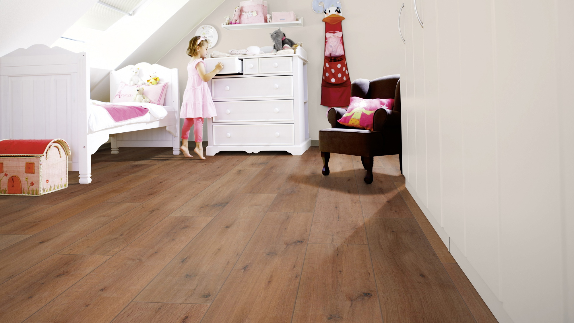 Milieubild Kinderzimmer mit weißer Kommode - wineo HDF Klick-Bioboden PURLINE wineo 1000 wood XL Rustic Oak Nougat Milieubild Kinderzimmer mit weißer Kommode - wineo MLP315R