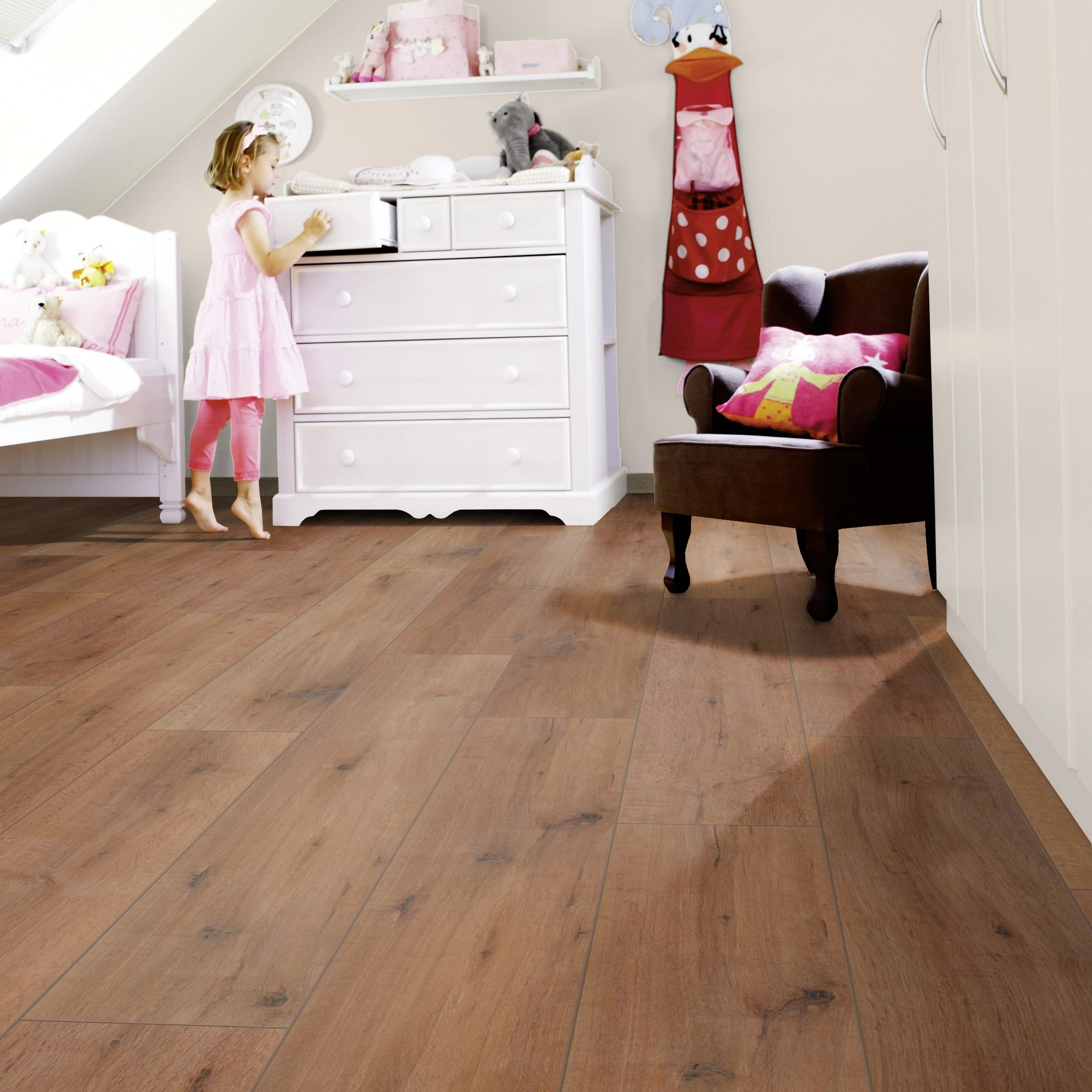 Milieubild Kinderzimmer mit weißer Kommode - wineo HDF Klick-Bioboden PURLINE wineo 1000 wood XL Rustic Oak Nougat Milieubild Kinderzimmer mit weißer Kommode - wineo MLP315R