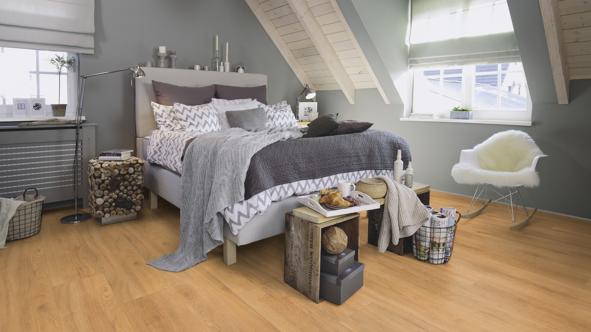 Milieubild Schlafzimmer im modernen Dachgeschoss - wineo PL270R
